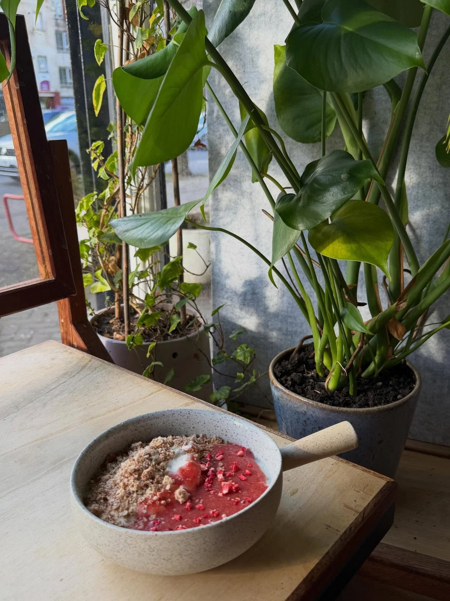 strawberry &amp; vanilla porridge 🍓

served with strawberry compote, vanilla mascarpone cream, walnut &amp; oat crumble &hearts;️