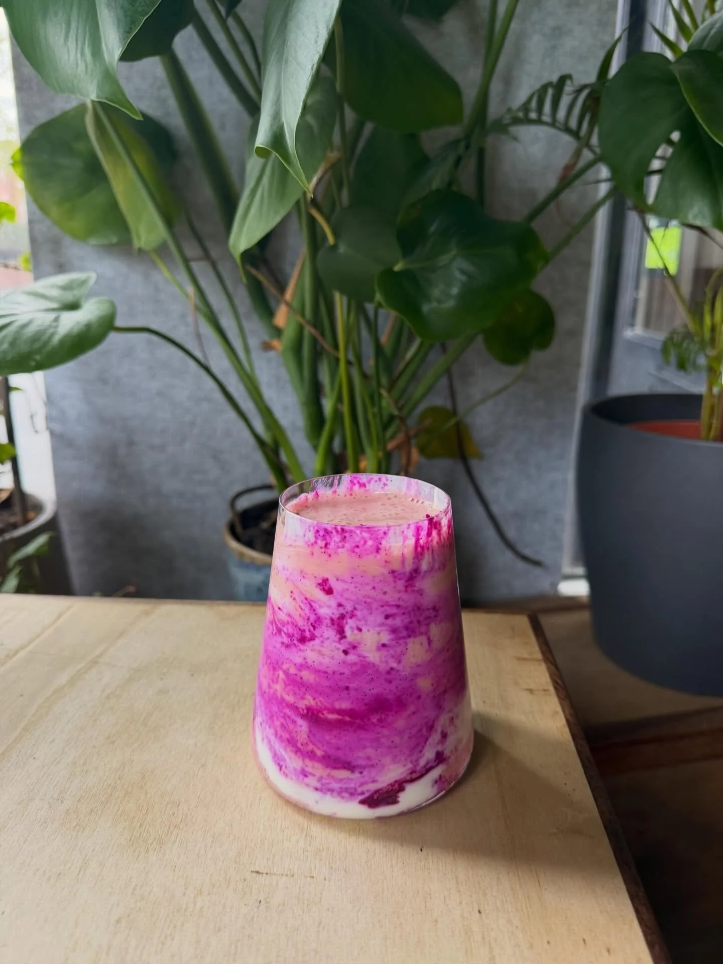 SUPER BERRY SMOOTHIE 🍓 🍌 ✨

strawberries, raspberries, banana, dragon fruit &amp; vanilla 🤤