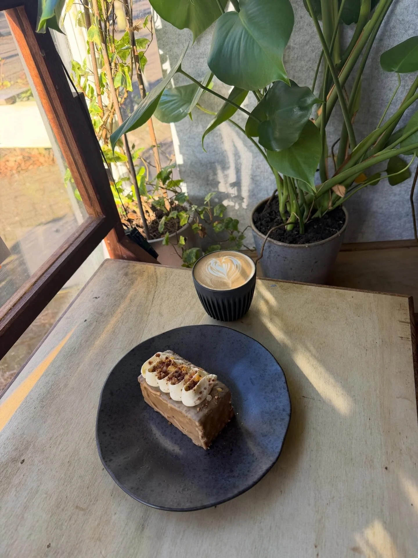 The BEST carrot cake from @bolo_bakehouse 🥕

We are back open tomorrow from 9 ✨