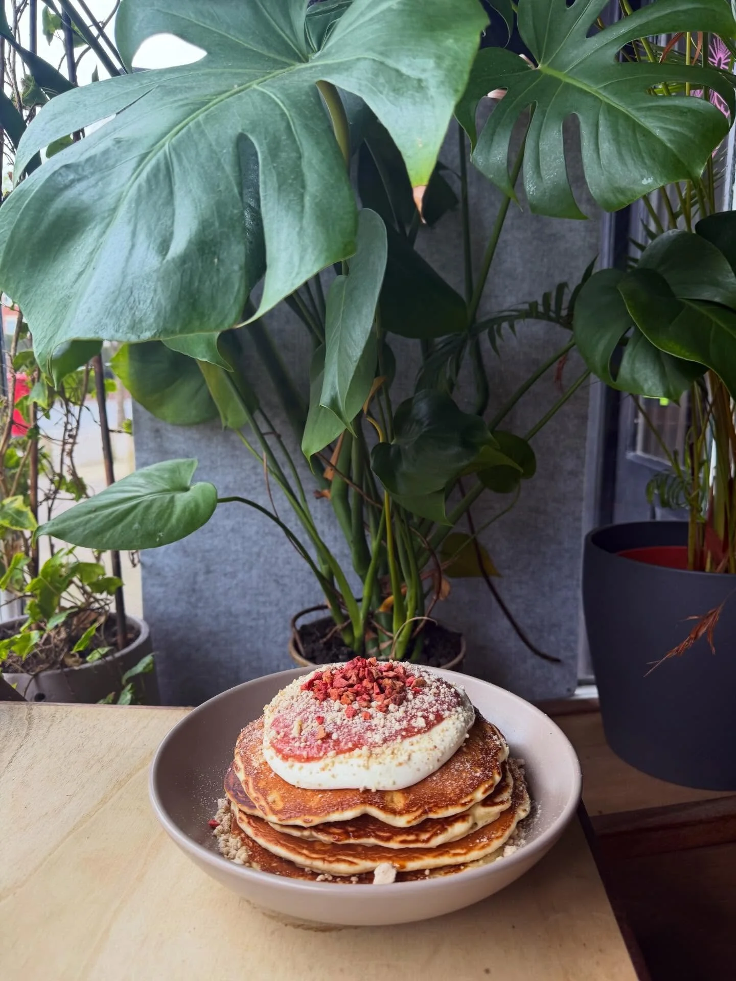 RHUBARB &amp; CUSTARD PANCAKES 🥞 &hearts;️ 

fluffy pancakes with rhubarb &amp; strawberry compote, oat crumble &amp; vanilla custard 💛
