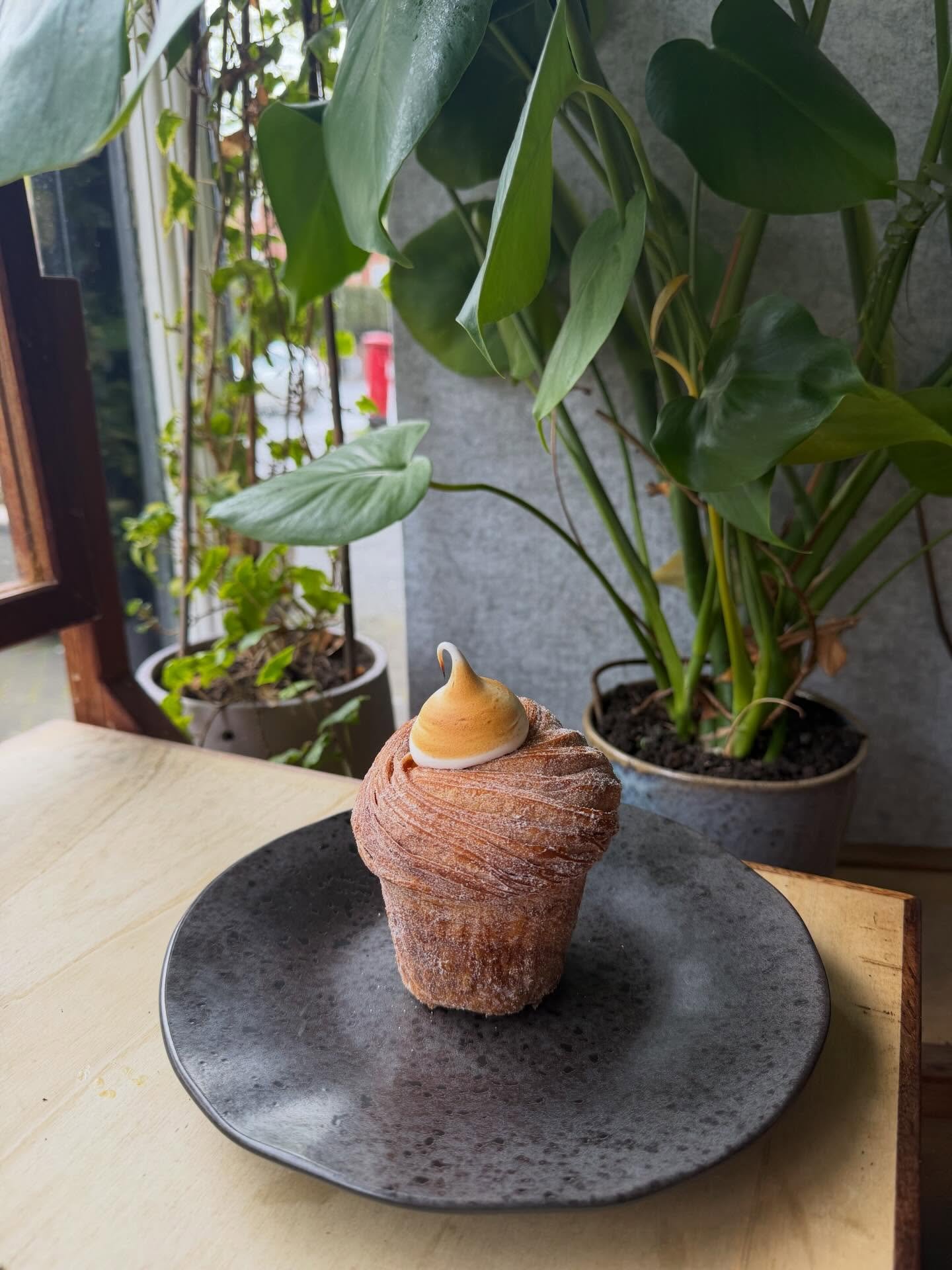 L E M O N  M E R I N G U E  C R U F F I N 🍋 
made by the wonderful @bolo_bakehouse 🤌🏽 

One of many must try sweet treats on the counter this week ✨