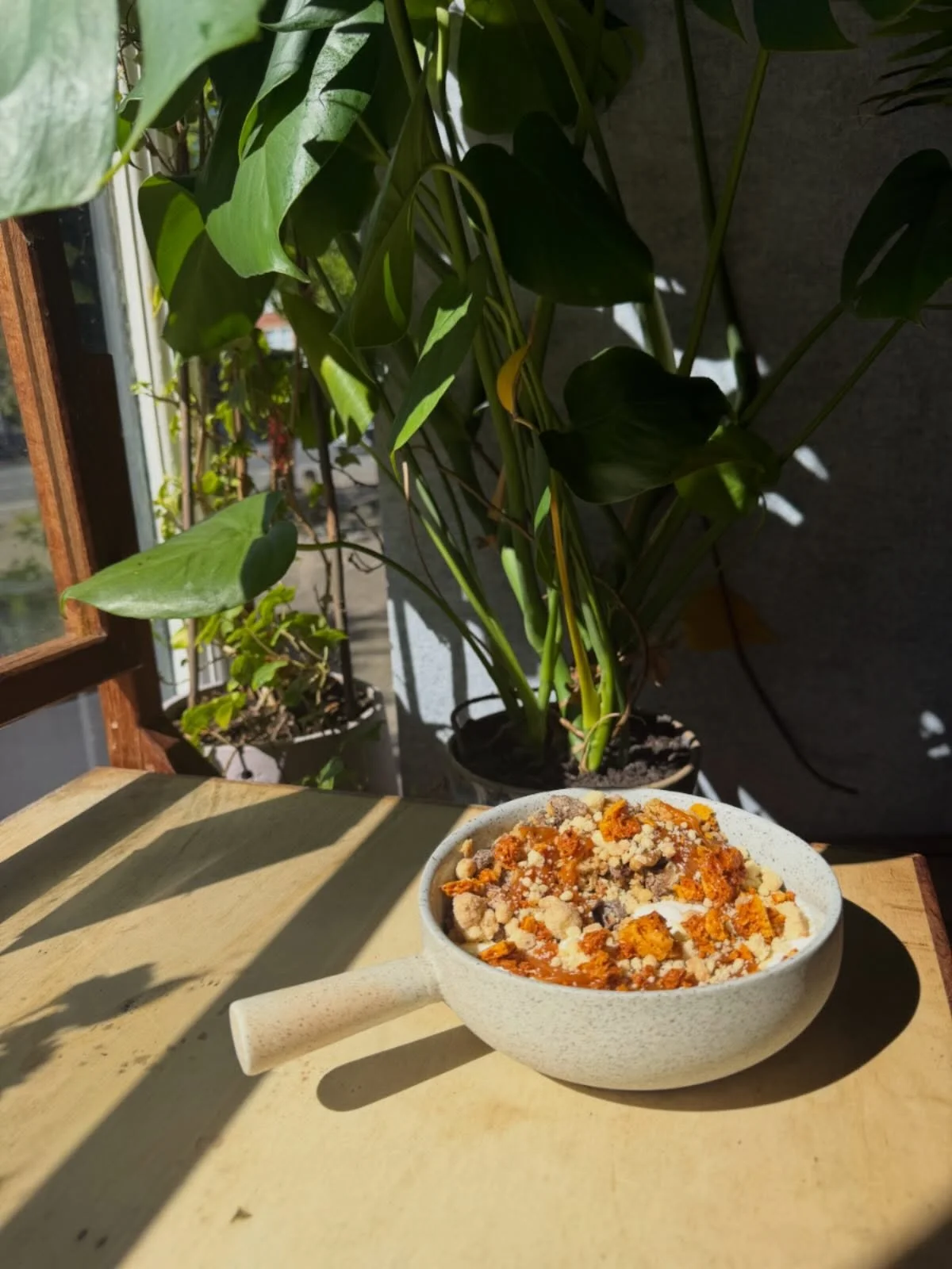 STICKY TOFFEE GRANOLA 🤎

homemade granola with mixed nuts, chopped dates, honeycomb, clandeboye yoghurt &amp; sticky toffee sauce ✨