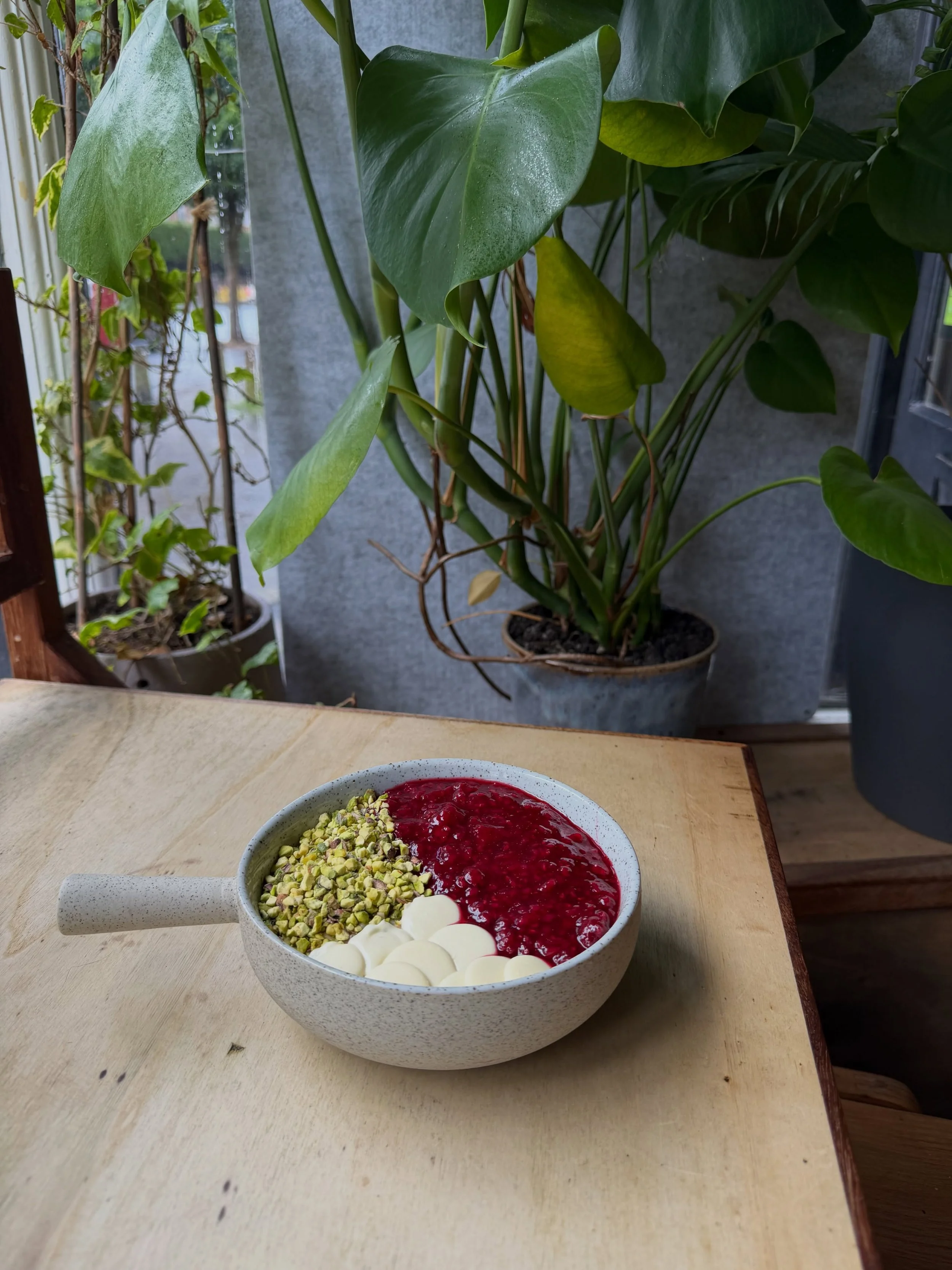 raspberry, pistachio &amp; white chocolate porridge 🥣 

a summery porridge for this rainy weather ☁️
