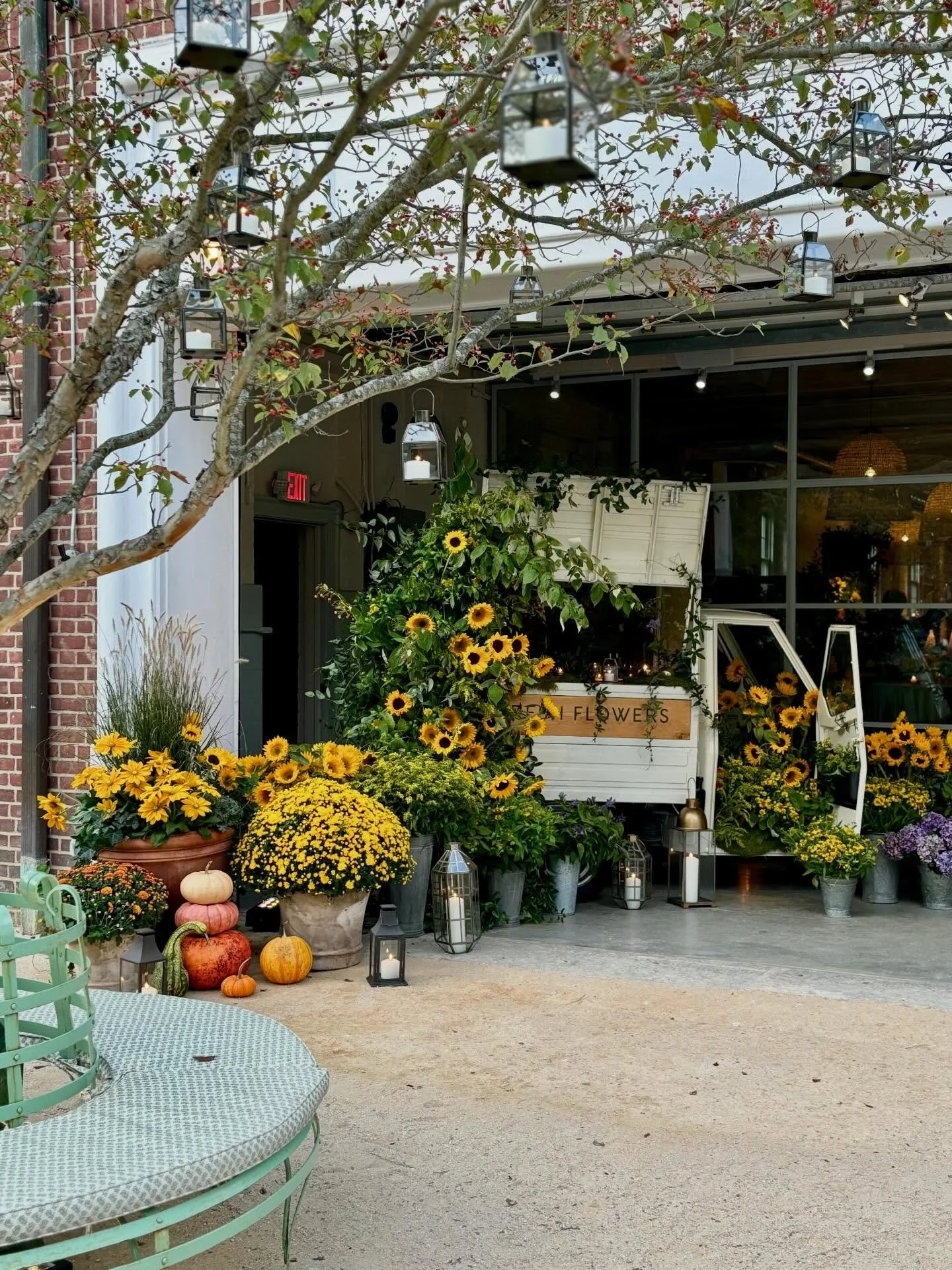 A local spot turned Fall welcome cocktails reception dream. Planning @lamaisonfete Venue @weareohho Florist @kdjbotanica Catering @acquolina.catering Rentals @taylorcreativeinc Bar Buildout @socialdecor Gifting @social.alchemy