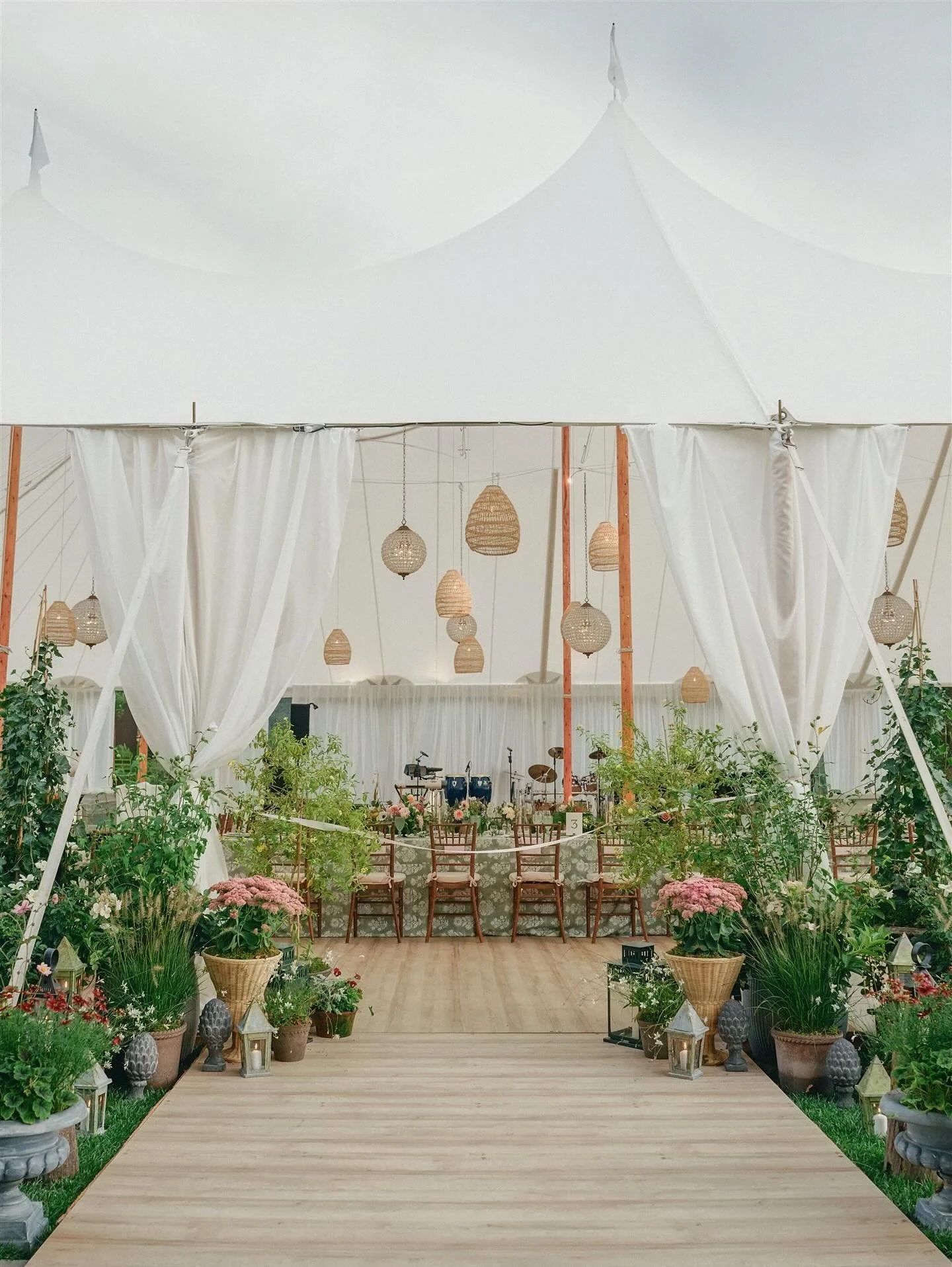 FALLing in love with this wedding all over again.. Event Planning and Design @lamaisonfete Florals @hedgerow_farm Photography @jamesandersonwed Paper Design @bespoke_designsct Rentals @partyrentalltd @luxeeventrentals Tabletop @petuniarosechina Linen