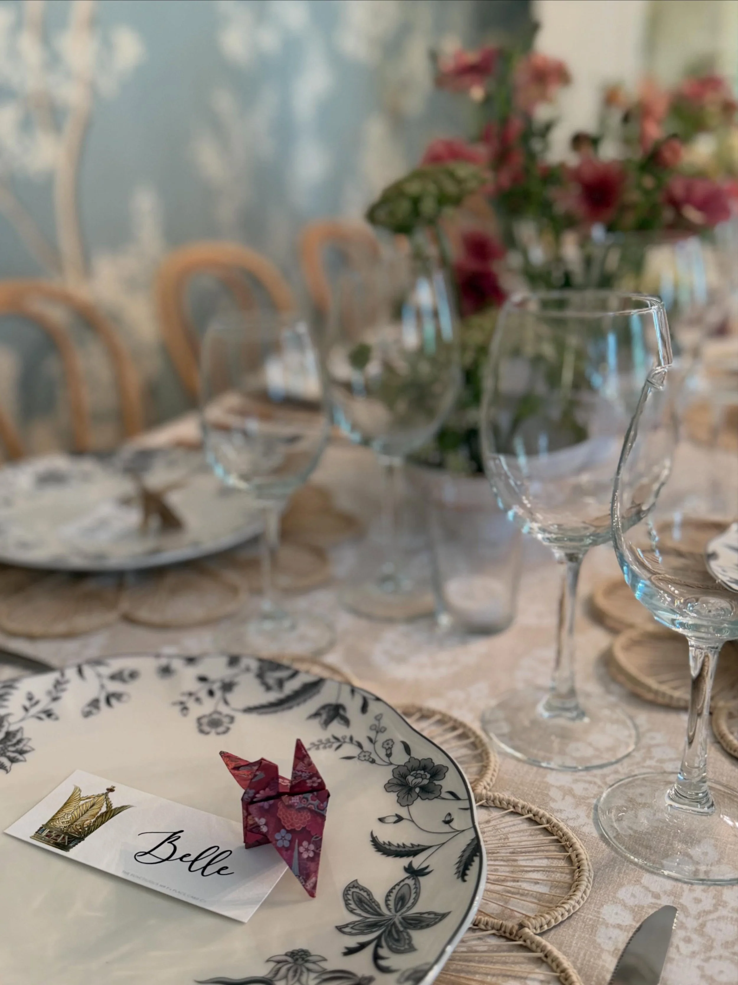 A lovely evening celebrating @belleburden and Strangers following tonight&rsquo;s event at @bedfordplayhouse and @bedfordbooks_.
Inspired by the artwork of the book&rsquo;s cover, birds appeared throughout the table in thoughtful ways from hand-folde