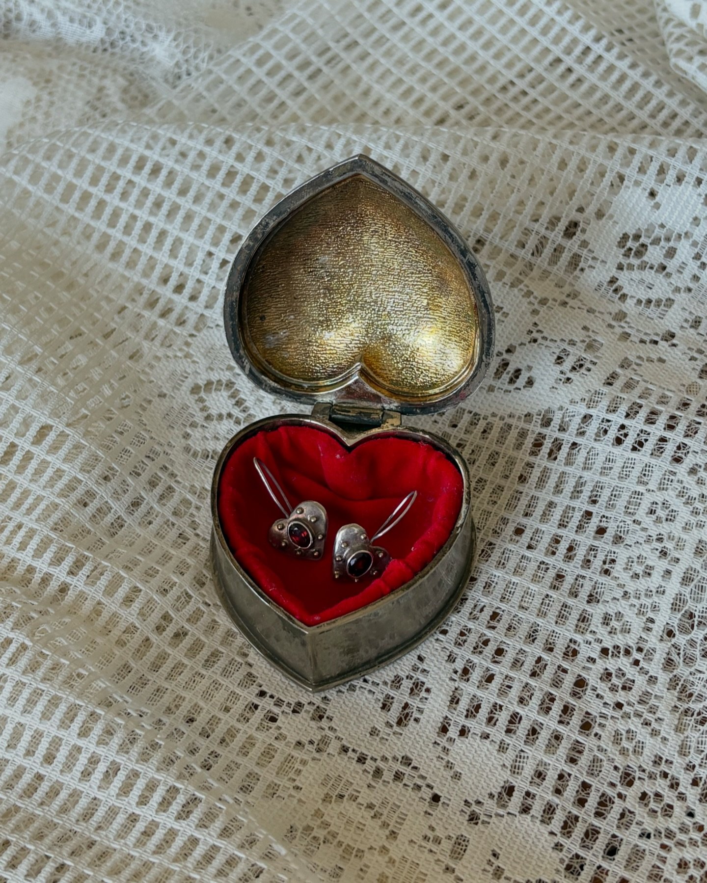 45+ pieces of vintage + reworked jewelry coming just in time for the holidays 🎖️💫