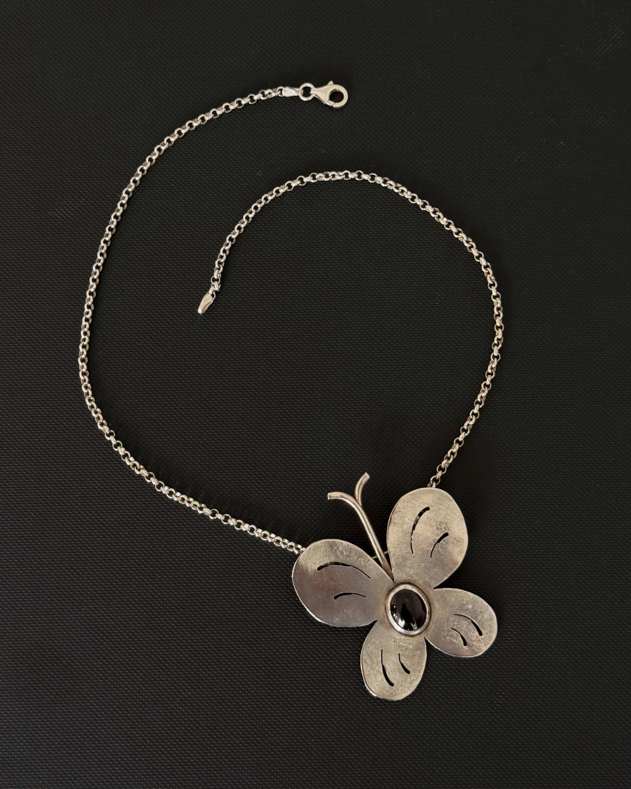 Part of the charm of buying vintage is reducing waste so I&rsquo;m always looking for ways to rework old pieces into something new to extend its life&hellip;

This vintage sterling silver brooch never sold &amp; the chain had a broken link, a perfect