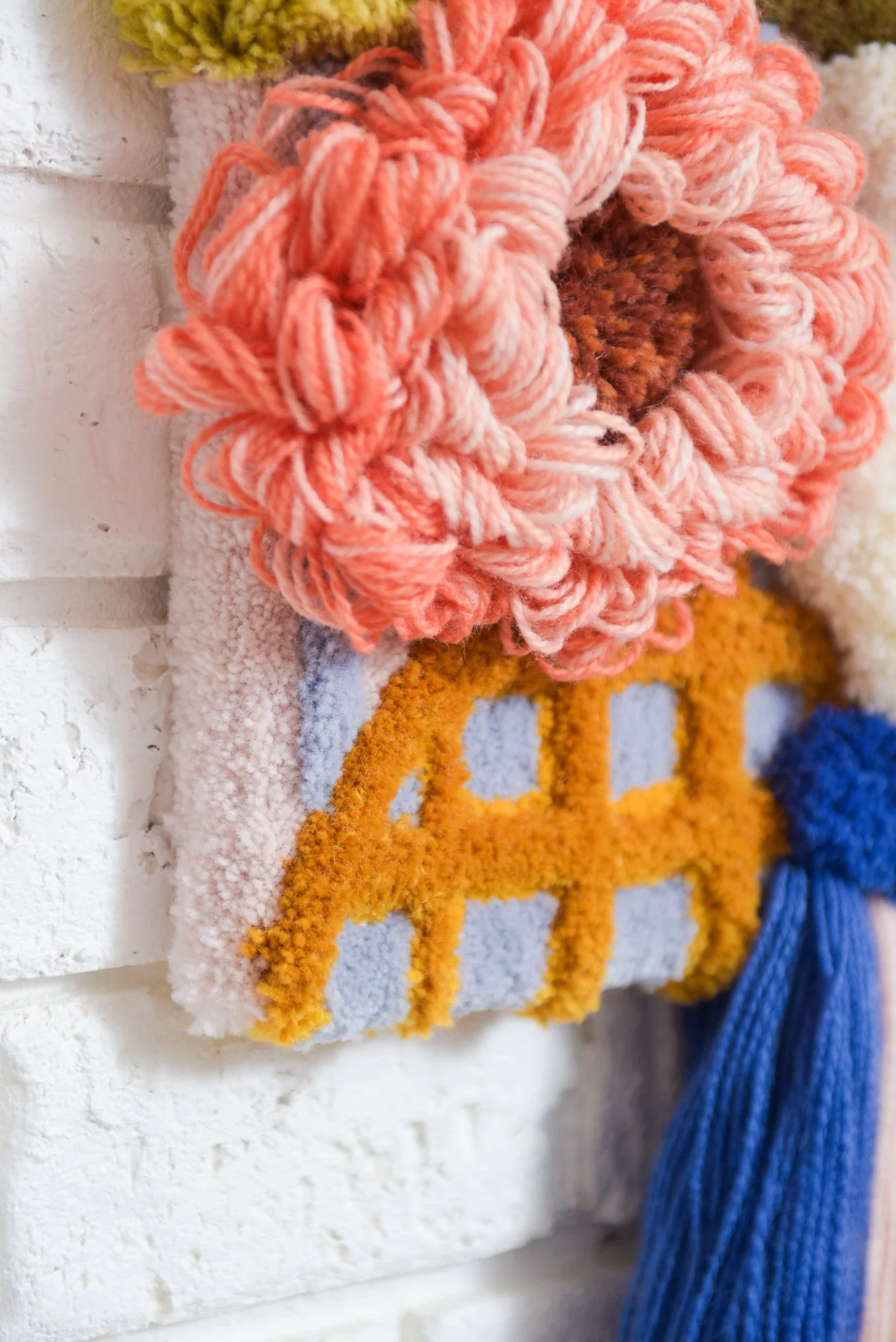 OlgaZwart_Loop_LAB_Dreamy_Blooms_in_Peach_Wool_35cmx59cm-2.jpg