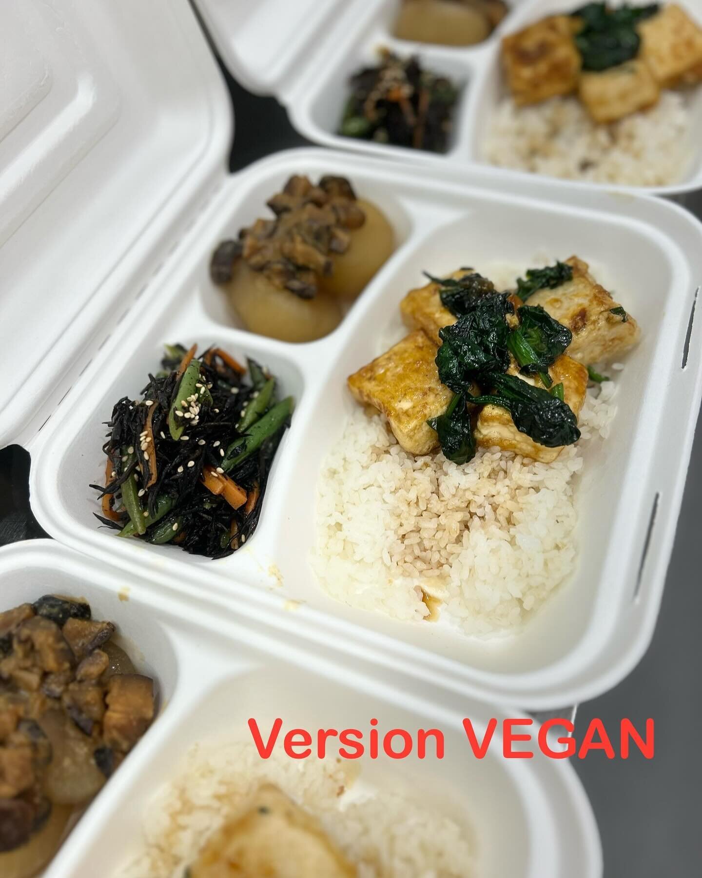 Notre JeudiBen (Bento)d&rsquo;hier soir ! En fait, il y avait 2 Bento. Une version avec viande et une version Vegan.

Le menu de la semaine prochaine arrive tr&egrave;s vite. N&rsquo;oubliez pas de r&eacute;server si &ccedil;a vous tente, merci.
・
・
