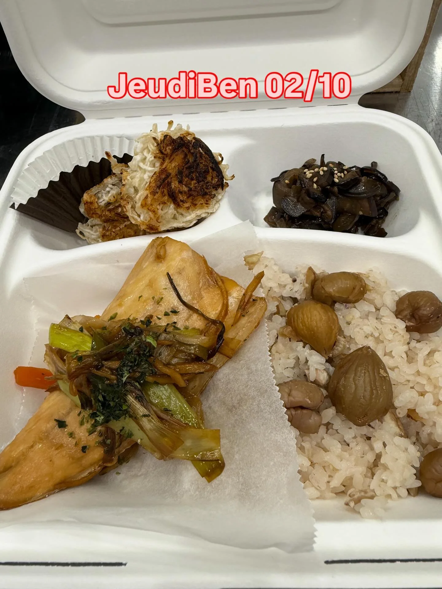 C&rsquo;&eacute;tait notre poisson du jour 🐟 (du bar).
Jeudi prochain &ccedil;a sera d&rsquo;&eacute;chine de porc frite 🐷 

Bonne soir&eacute;e 😘
・
・
・
#yo&iuml;sho! #よいしょ! #onigiri #taiyaki #daifukumochi #th&eacute;japonais #soulfood #platsaempo