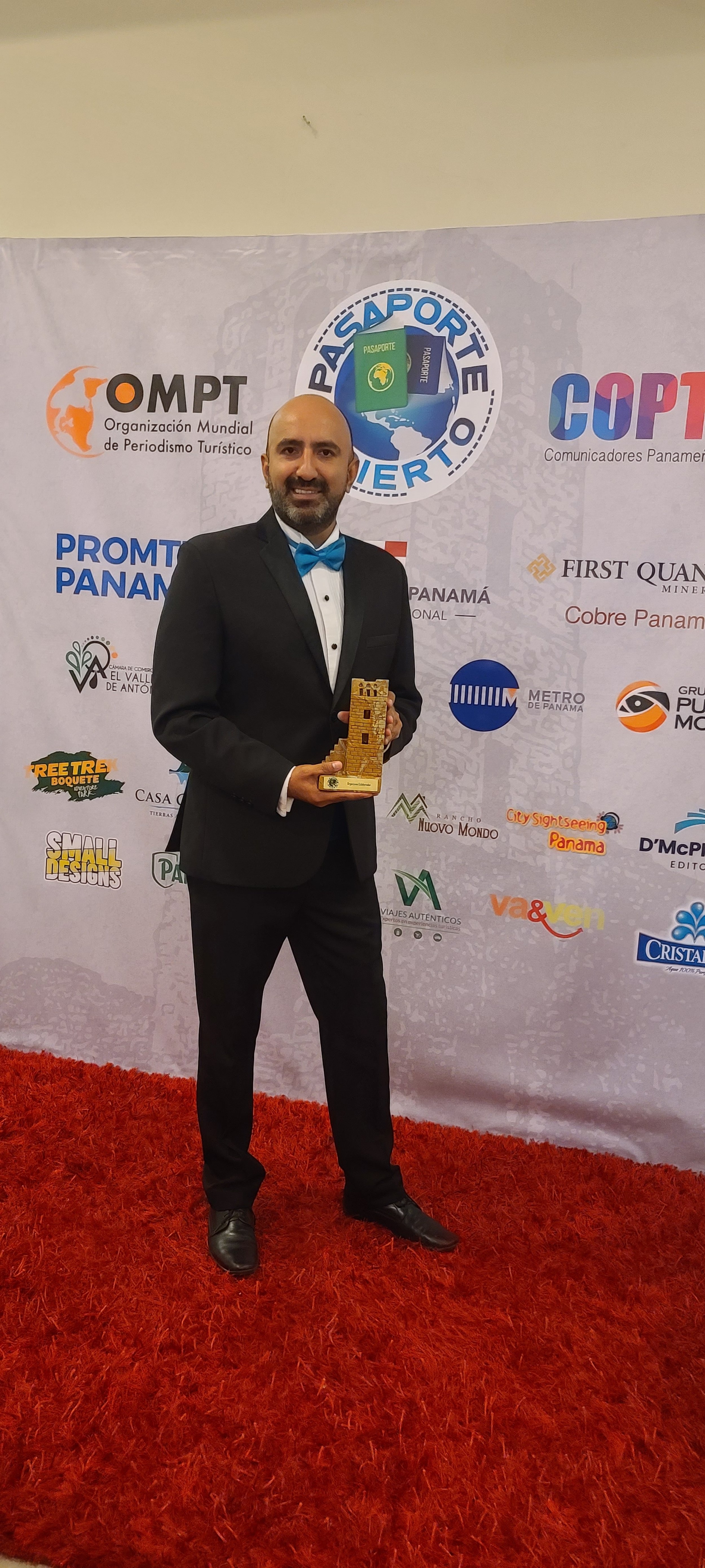 Israel Urbina recibiendo premio AHCPMIM.jpg