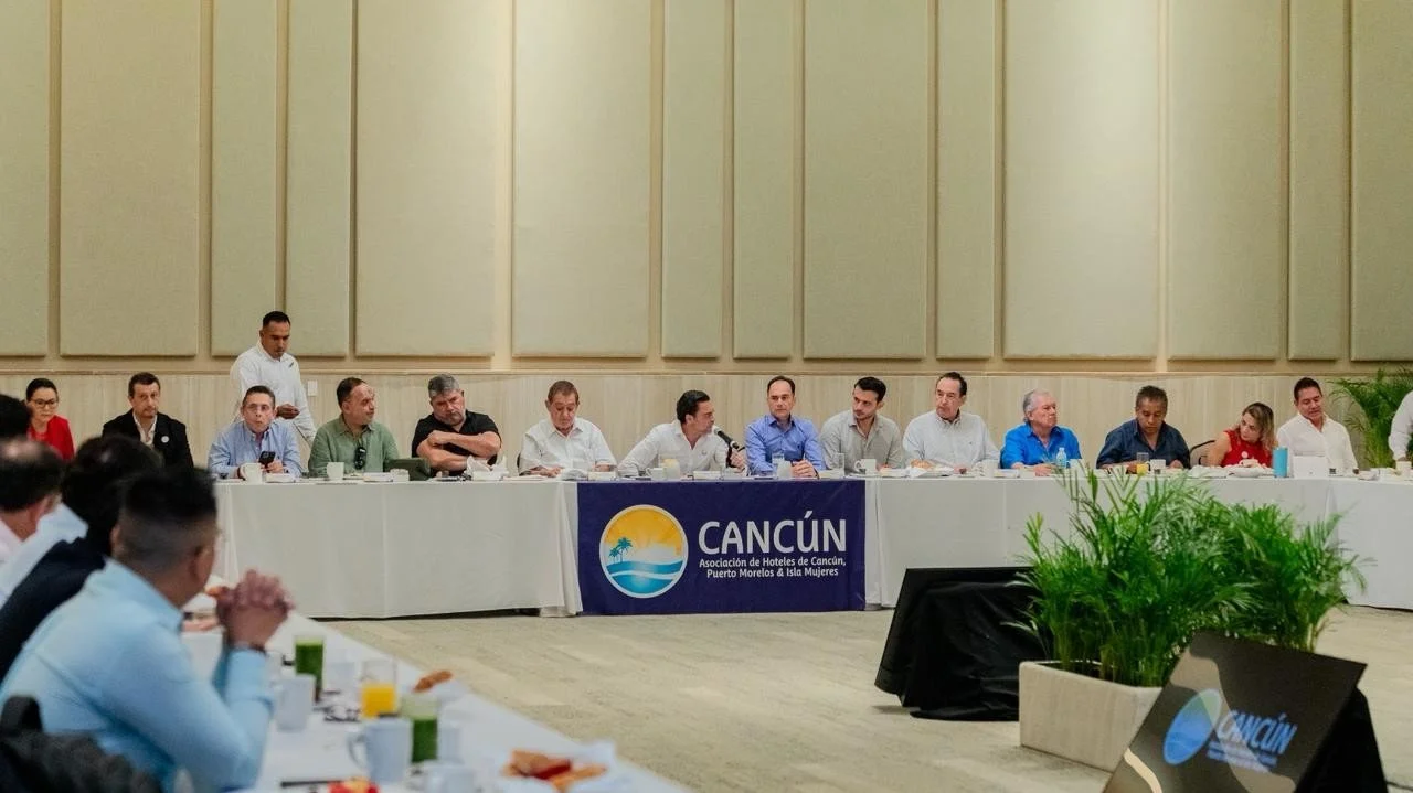 Presenta Ing. Rodrigo de la Peña, Presidente de la Asociación de Hoteles de Cancún, Puerto Morelos e Isla Mujeres, informe de actividades en la Segunda Asamblea General de Asociados 2025