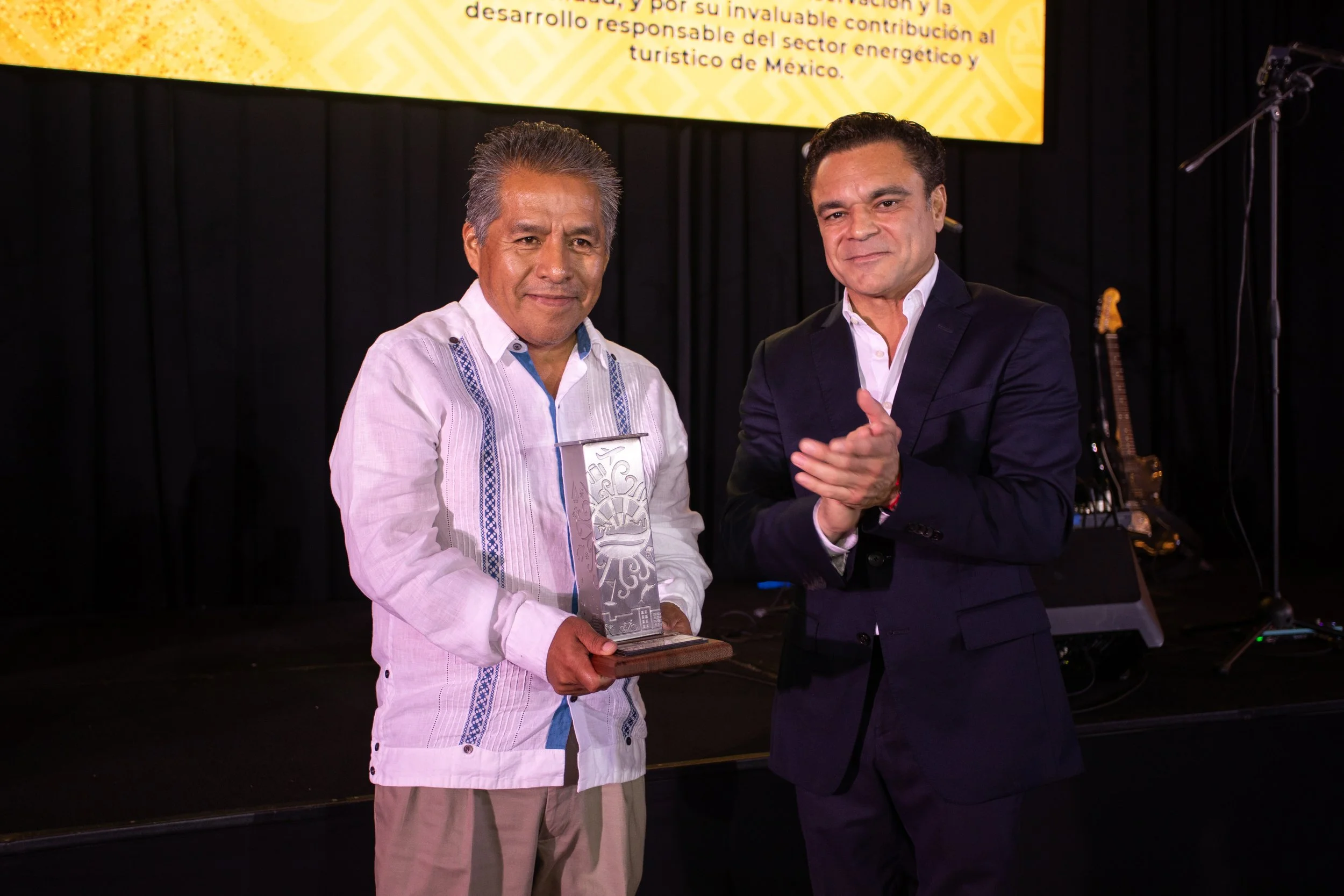 Reconoce Presidente Ing. Rodrigo de la Peña a Biol. Antonio Ortiz y Hotel Presidente Intercontinental con Sol, máximo galardón de la Asociación de Hoteles de Cancún, Puerto Morelos e Isla Mujeres
