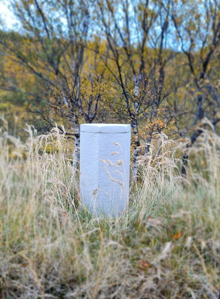Autumn has arrived here in Iceland. A light brown urn blends beautifully with nature and the vibrant colors that come with this season 🍂

Hausti&eth; er fari&eth; a&eth; minna vel &aacute; sig. Duftker &iacute; lj&oacute;sbr&uacute;nu tekur sig vel 