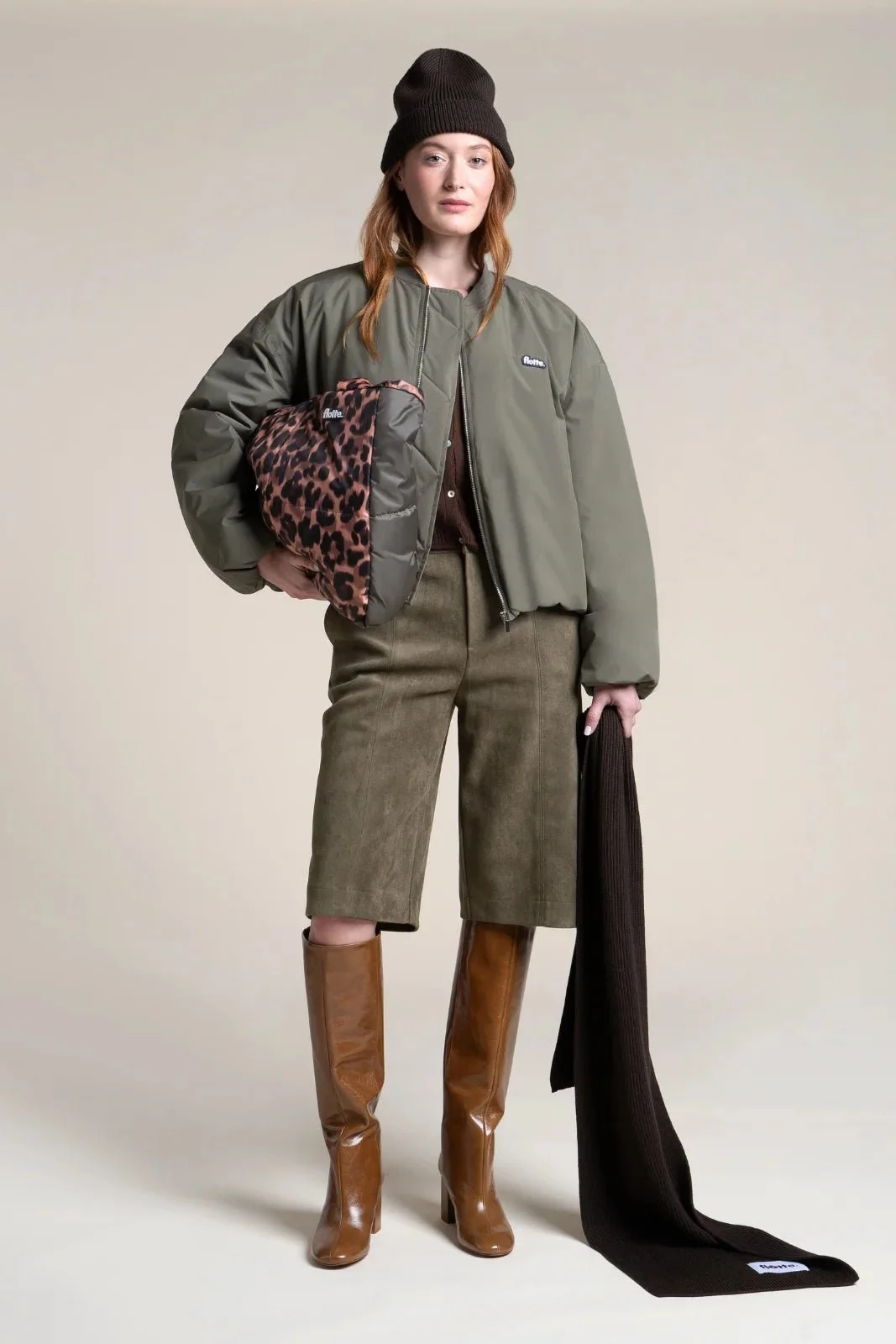 visuels-ah25-veste-bomber-impermeable-alesia-kaki-femme-cabas-kaki-new-leopard-echarpe-bonnet-chocolat-look-v1.webp.jpeg