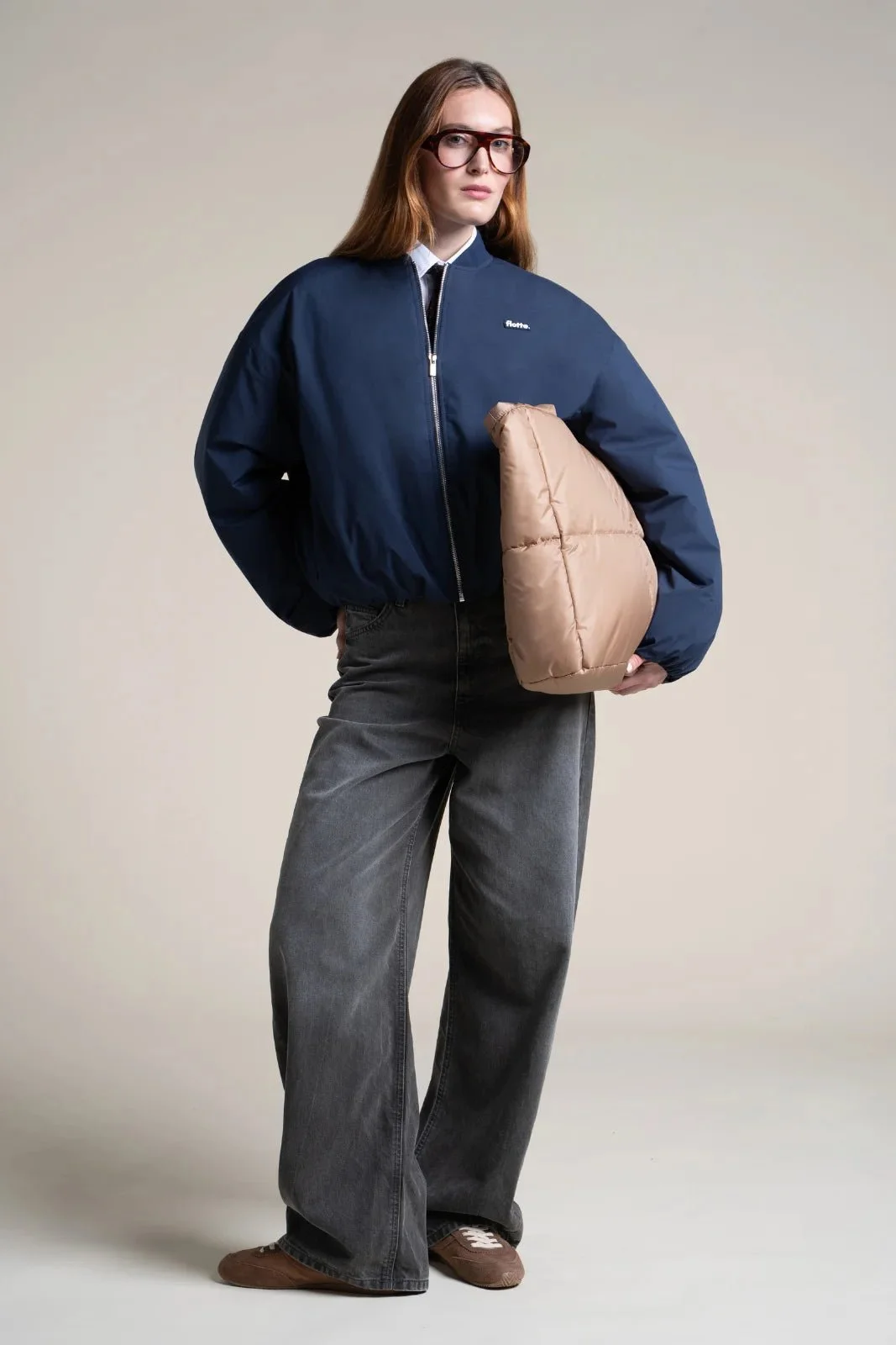 visuels-ah25-veste-bomber-impermeable-blouson-alesia-indigo-femme-cabas-sahara-look.webp.jpeg