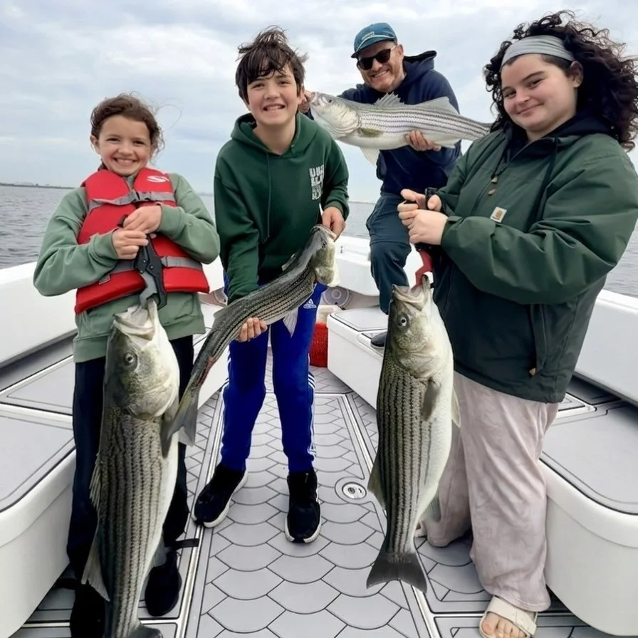 We had Mike &amp; the fam back out with us this morning for a fun kids trip (they out fished the grownups 3/1 lol) Lotsa bass, up to 5 on at once, with a side of home made chocolate chip cookies, what&rsquo;s not to love 🤩
We have some big fish trip