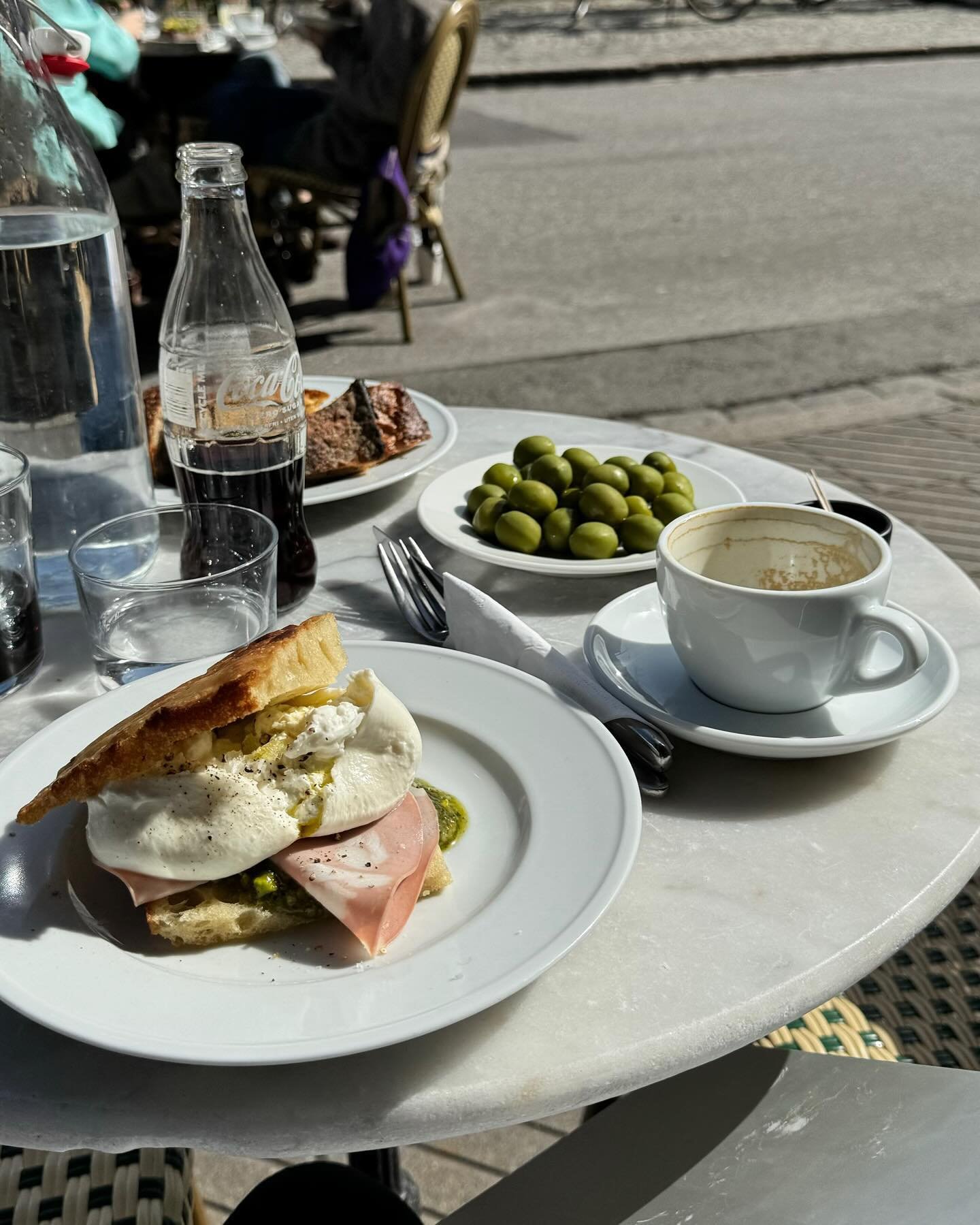 Photoroll favs 

1/ Lunch for one please 🫒 (ordered for three) 2/ Love this new style - it&rsquo;s popping up here lately, mixing the &lsquo;raw&rsquo; and the super polished 
3/ POV: Thrift-shopping dressingroom
4/ Found this old cycling shirt *but