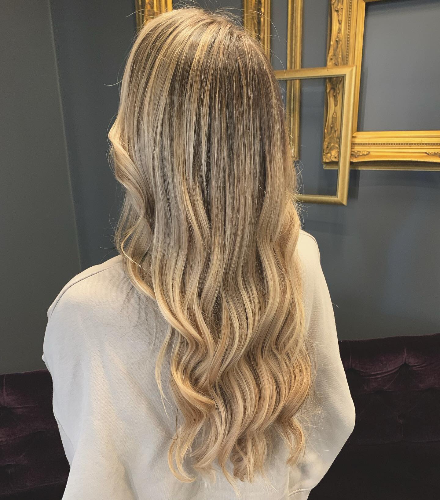 Officially feels like spring 💐
Don&rsquo;t forget to book your appointments for your fresh spring hair 😍
&bull;
&bull;
&bull;
#bostonhair #balayage #bestofboston #springhair #blonde #redkenshadeseq #babyblisspro