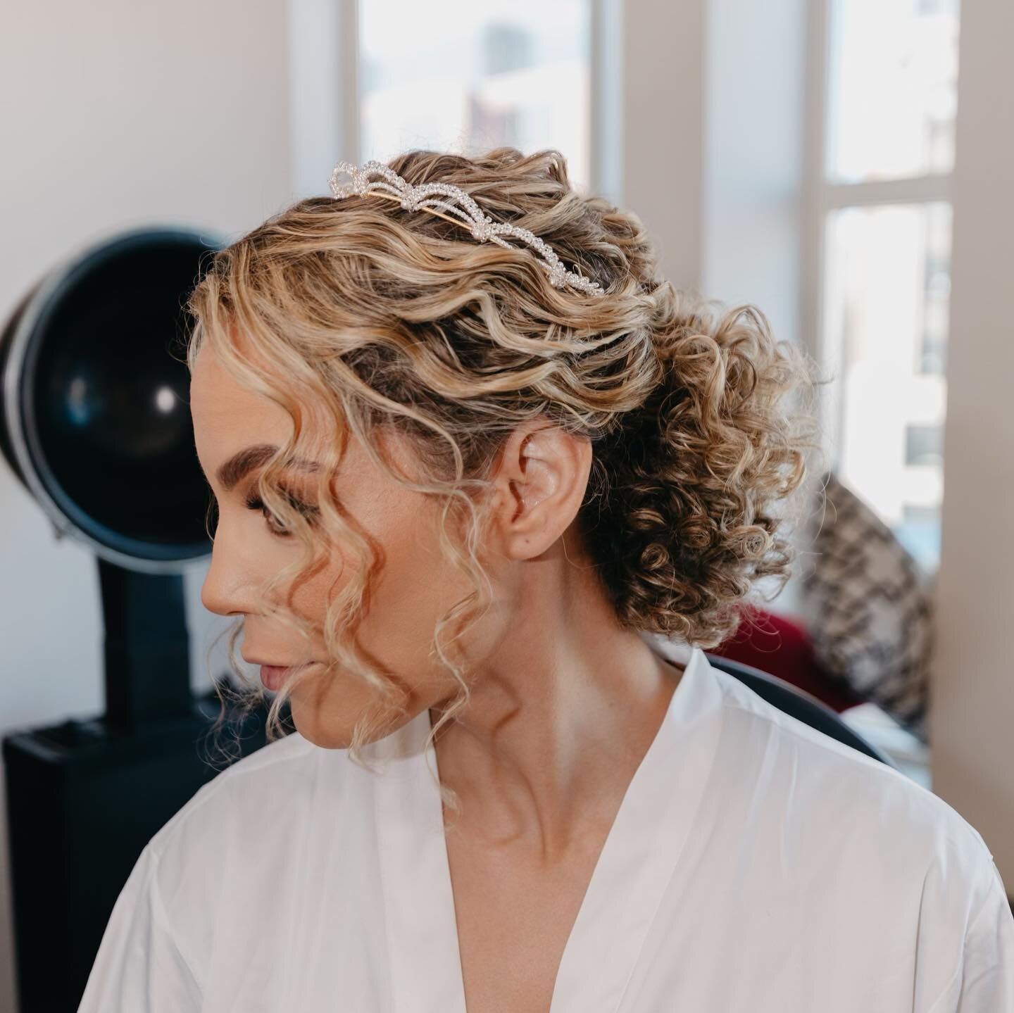 This stunning bride embraced her natural texture on her big day and I couldn&rsquo;t be more obsessed 😍
&bull;
&bull;
&bull;
#bostonbride #bestofboston #curlygirl #ouidad #longwoodvenues #hotelcommonwealth #curlybride #bostonhairstylist #weddinghair