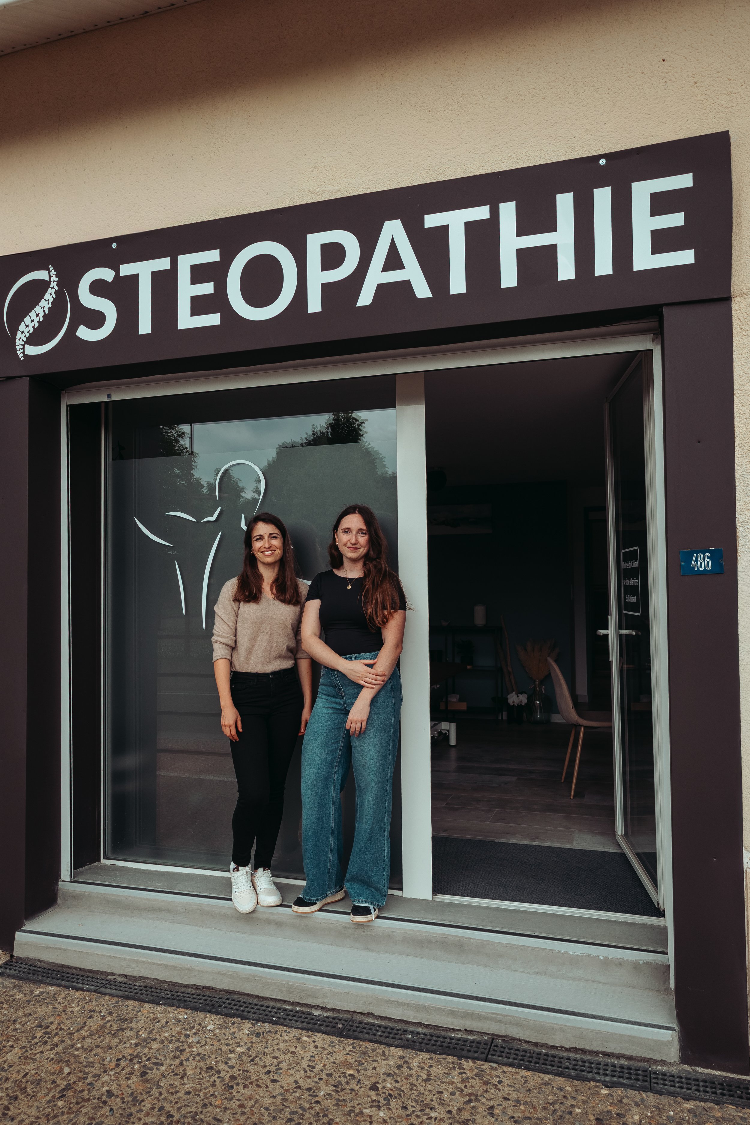 Chloé Prédot, ostéopathe à Saint-Aubin dans les Landes et sa collaboratrice Maëlys Sanson devant l'entrée du cabinet d'ostéopathie. Chloé Prédot vous accueille pour soulager vos douleurs et améliorer votre bien-être.
