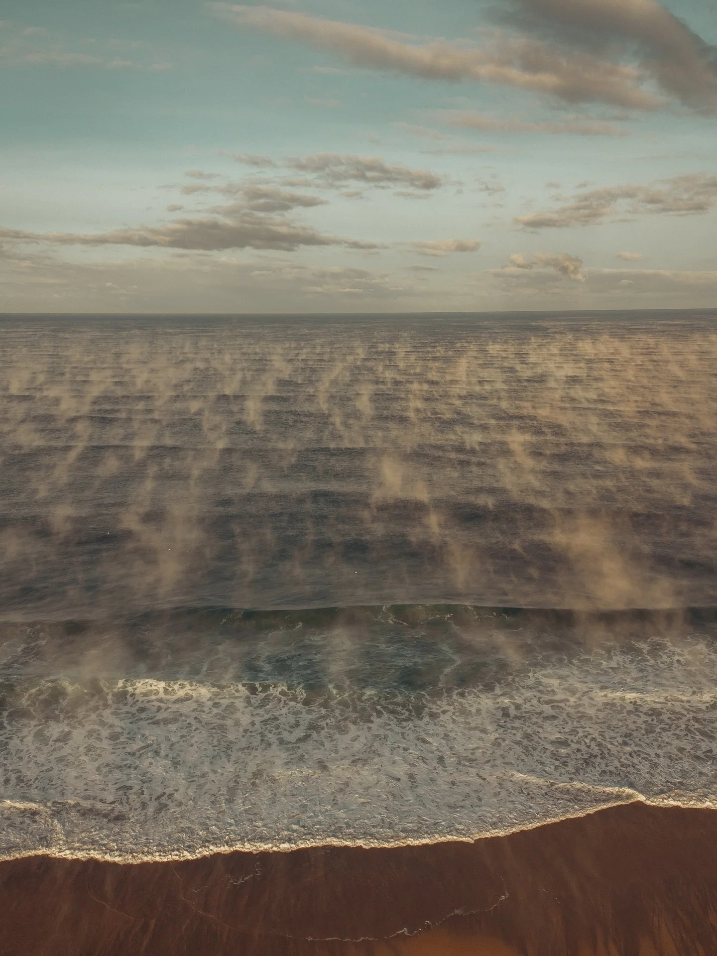 Moment rare d&rsquo;un lever de soleil hivernal sur un oc&eacute;an de brume. Qu&rsquo;est-ce que j&rsquo;ai pu avoir froid&hellip; mais &ccedil;a en valait la peine ! 

#winterseason #winteroceanview #oceanatlantique #oceanphotographer #winterphoto 