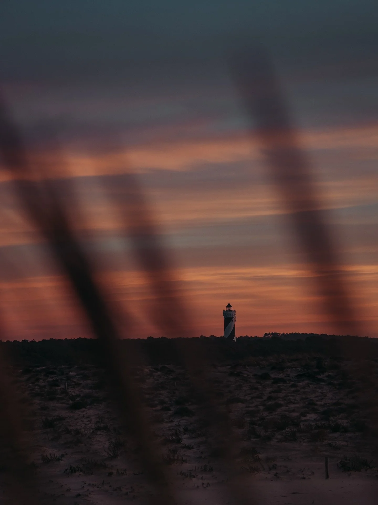 ⛵️Quand le soleil embrase l&rsquo;horizon, le phare de Contis veille encore.
Entre ciel et oc&eacute;an, la lumi&egrave;re d&eacute;cline, le silence s&rsquo;installe, et le temps suspend son souffle autour du Phare de Contis

#leslandes #landes #con