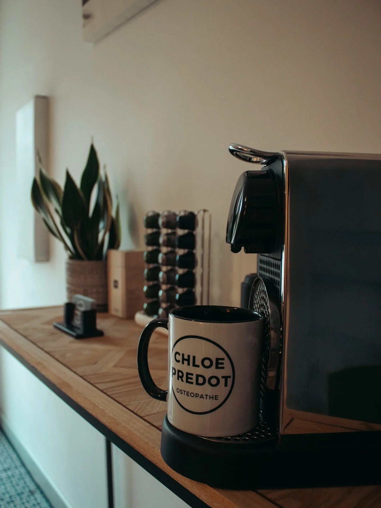 ☕️ Pour votre confort, une machine &agrave; caf&eacute; Nespresso est &agrave; votre disposition en libre-service dans la salle d&rsquo;attente du cabinet d&rsquo;ost&eacute;opathie.
Servez-vous volontiers avant votre consultation (ou juste apr&egrav