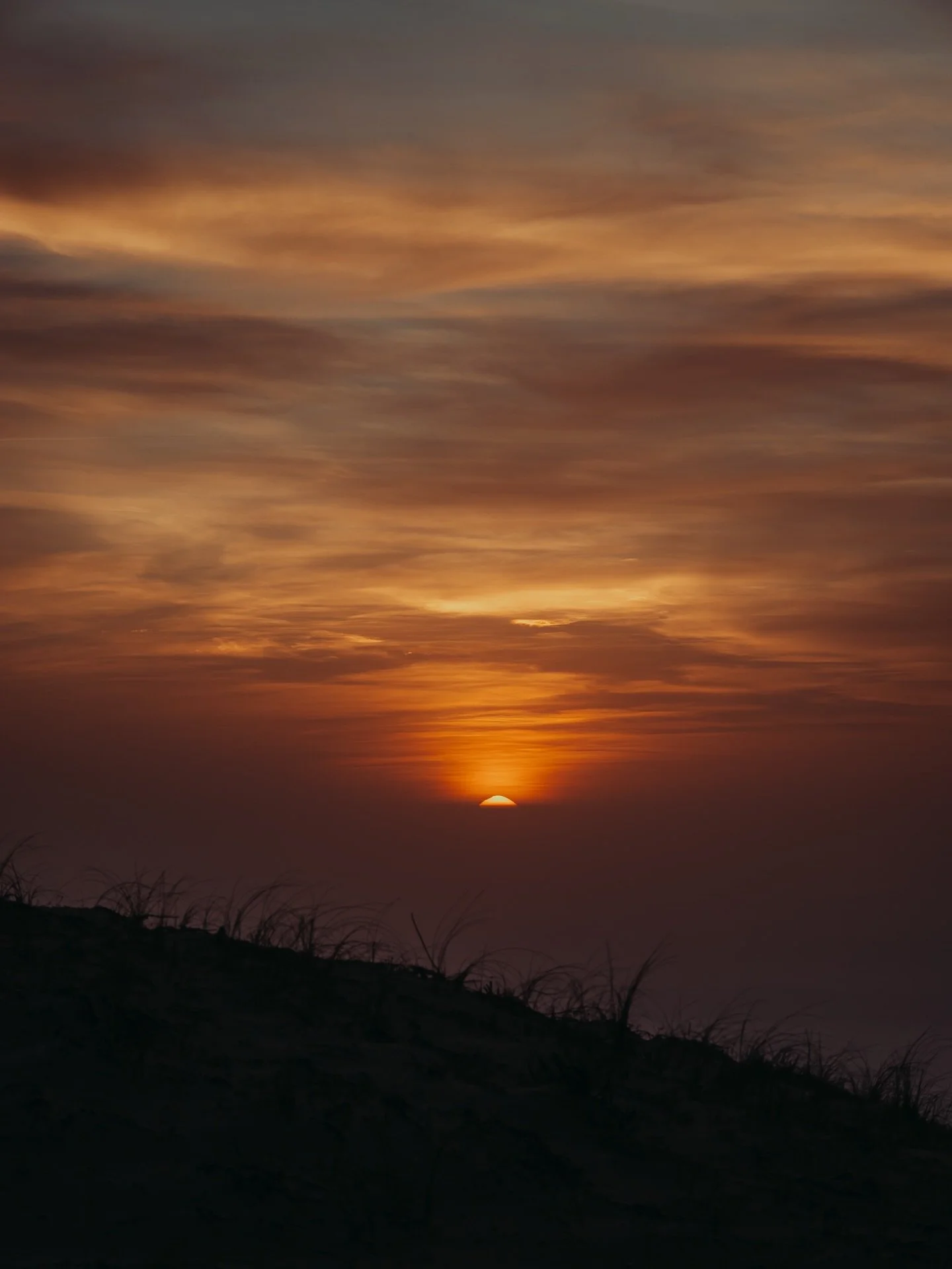 ☁️ Coucher de soleil &agrave; travers les nuages en Gironde 
#gironde #sunset #sunsetlover #medocatlantique #gironde_tourisme