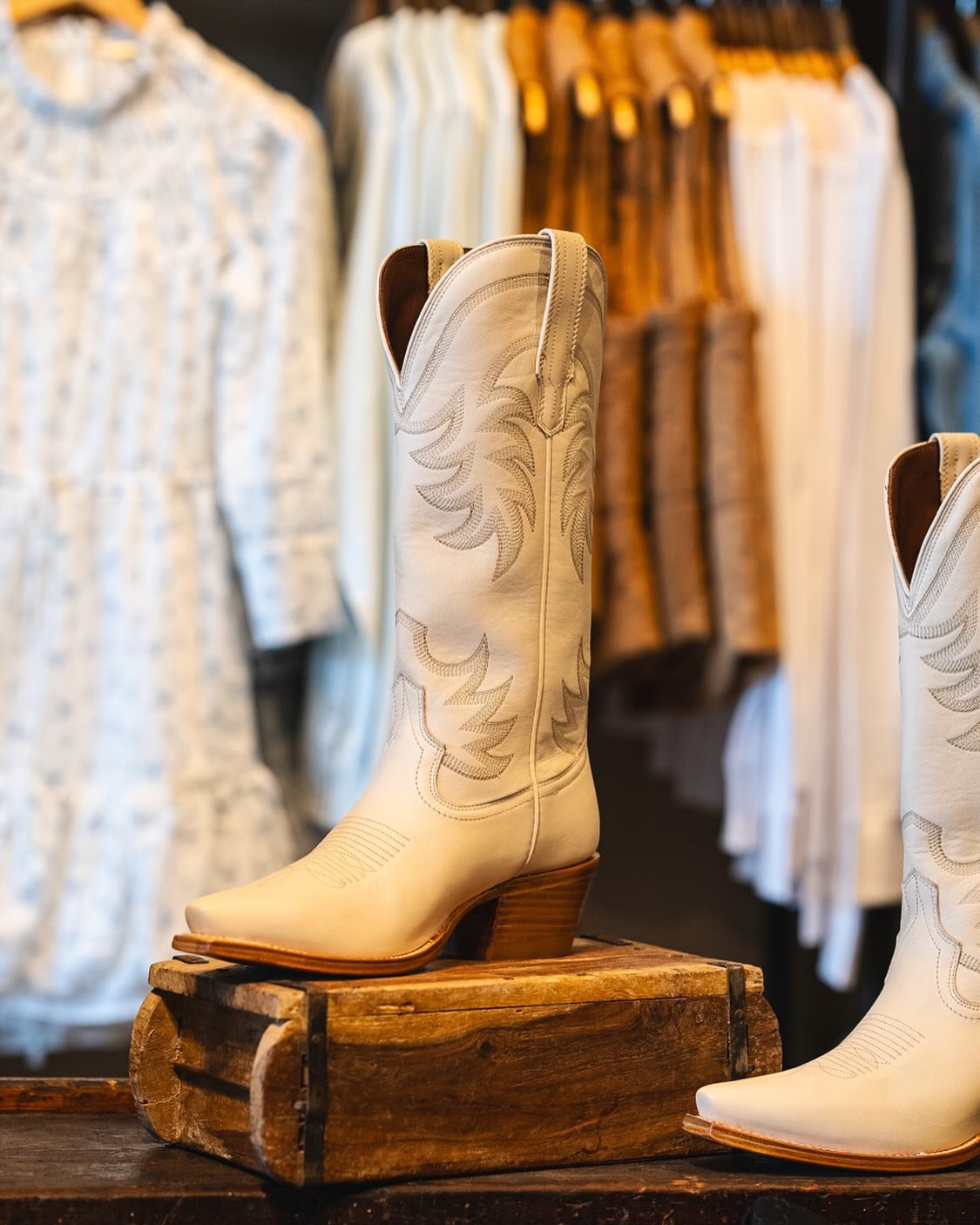 Step into outdoor concert season with the perfect pair of boots! 🤠🎸☀️ @tecovas