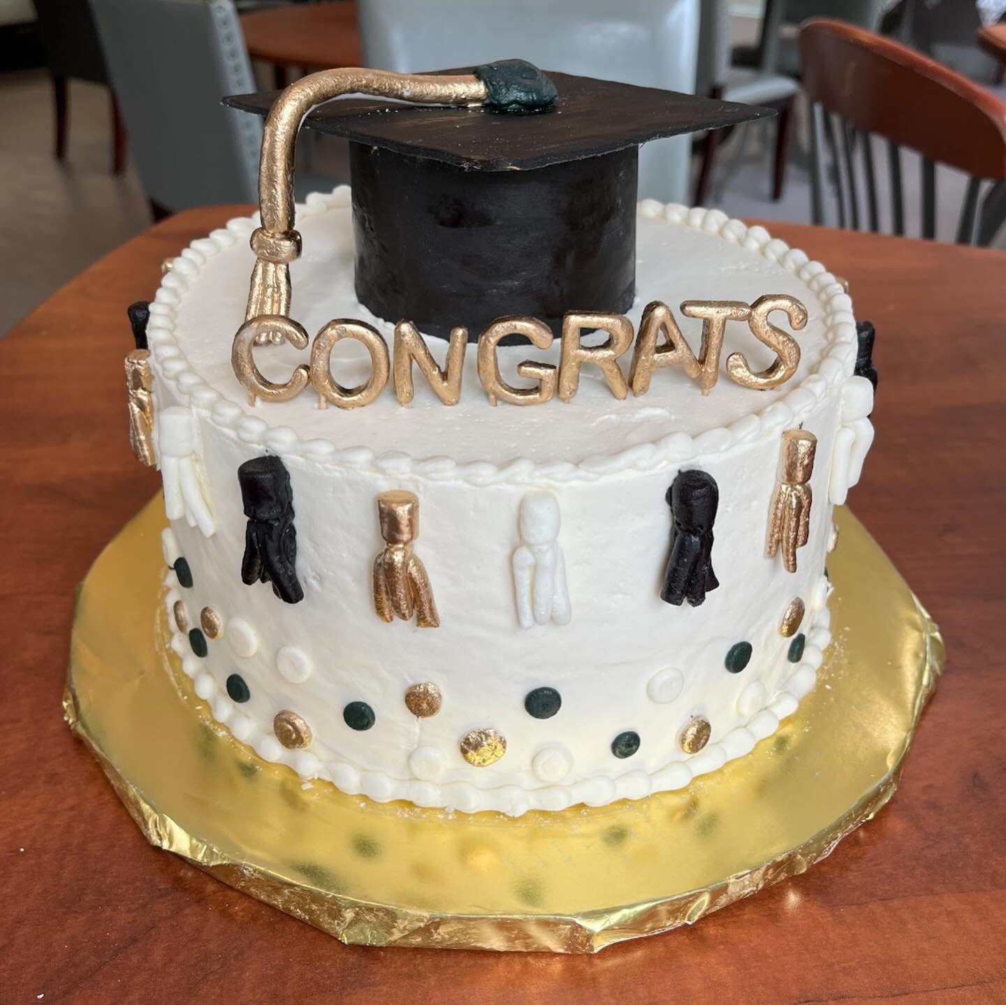 Graduation season is almost here! Order your custom cakes, cookies and more from @edibleartbakeryraleigh for all your upcoming celebrations! 🎓 #supportLocal