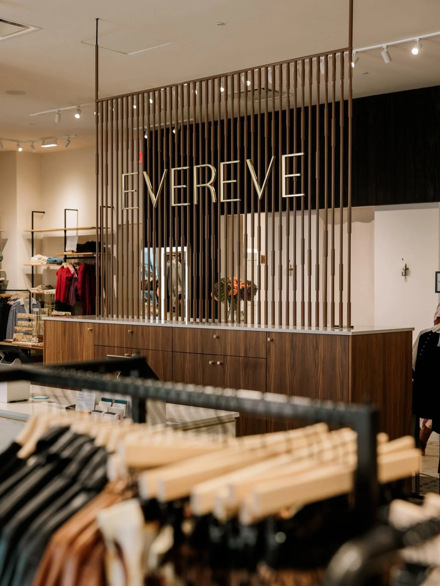 Did you know @evereveofficial is here at North Hills? You can find them in the Main District in between Tecovas and Warby Parker. 

Their team is so good at helping you discover pieces that work for your real, everyday routine. Pop in next time you&r