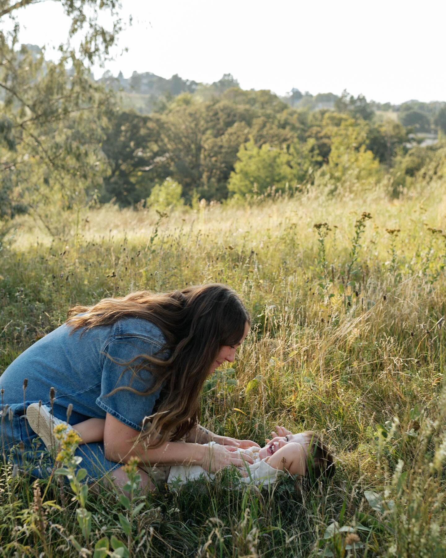 I had lots of fun catching grasshoppers and watching dragonflies with the Sebastian fam last week! The colors are changing and fall sessions are in full swing!