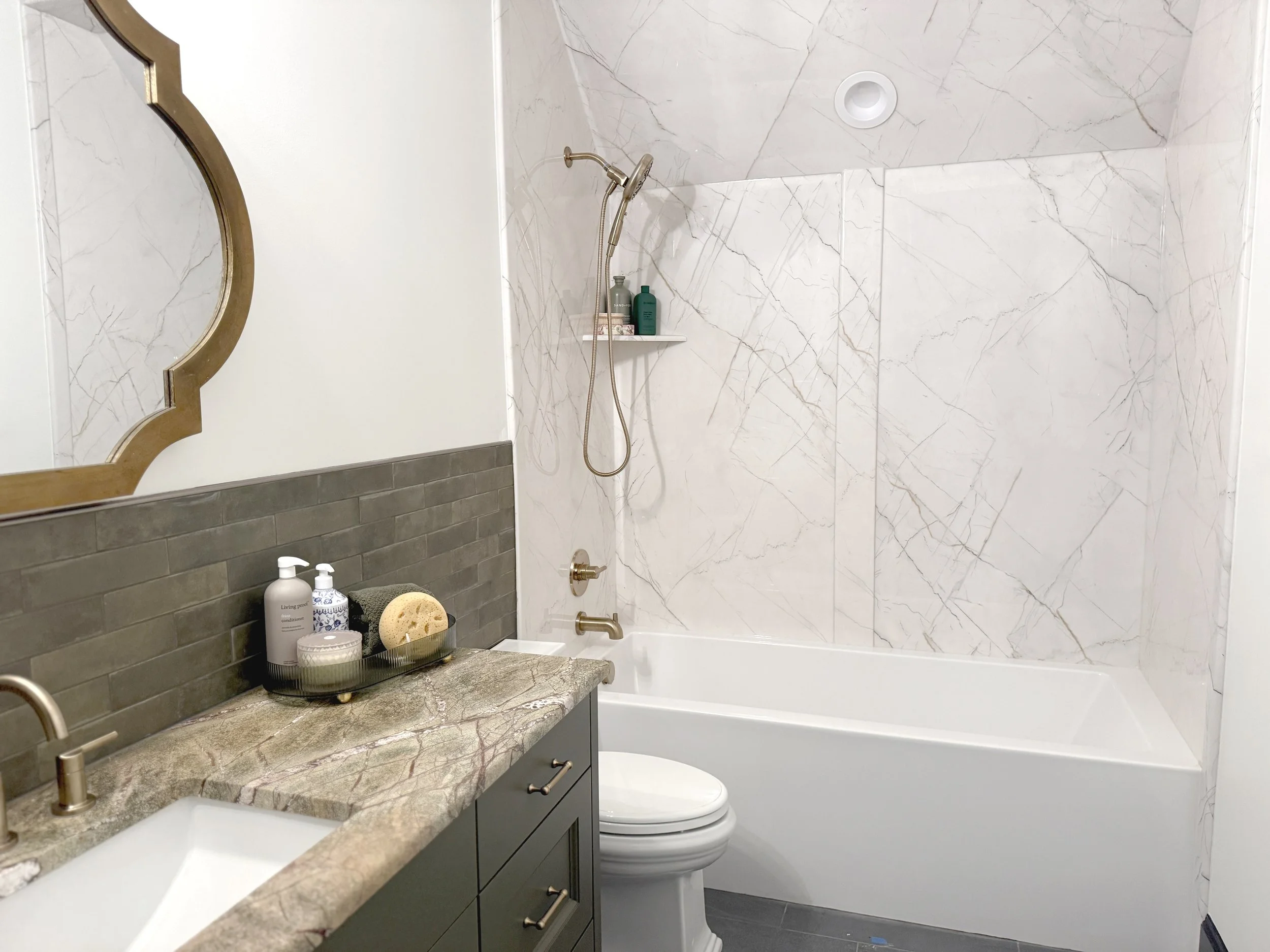 Manchester tub surround with jamb and ceiling