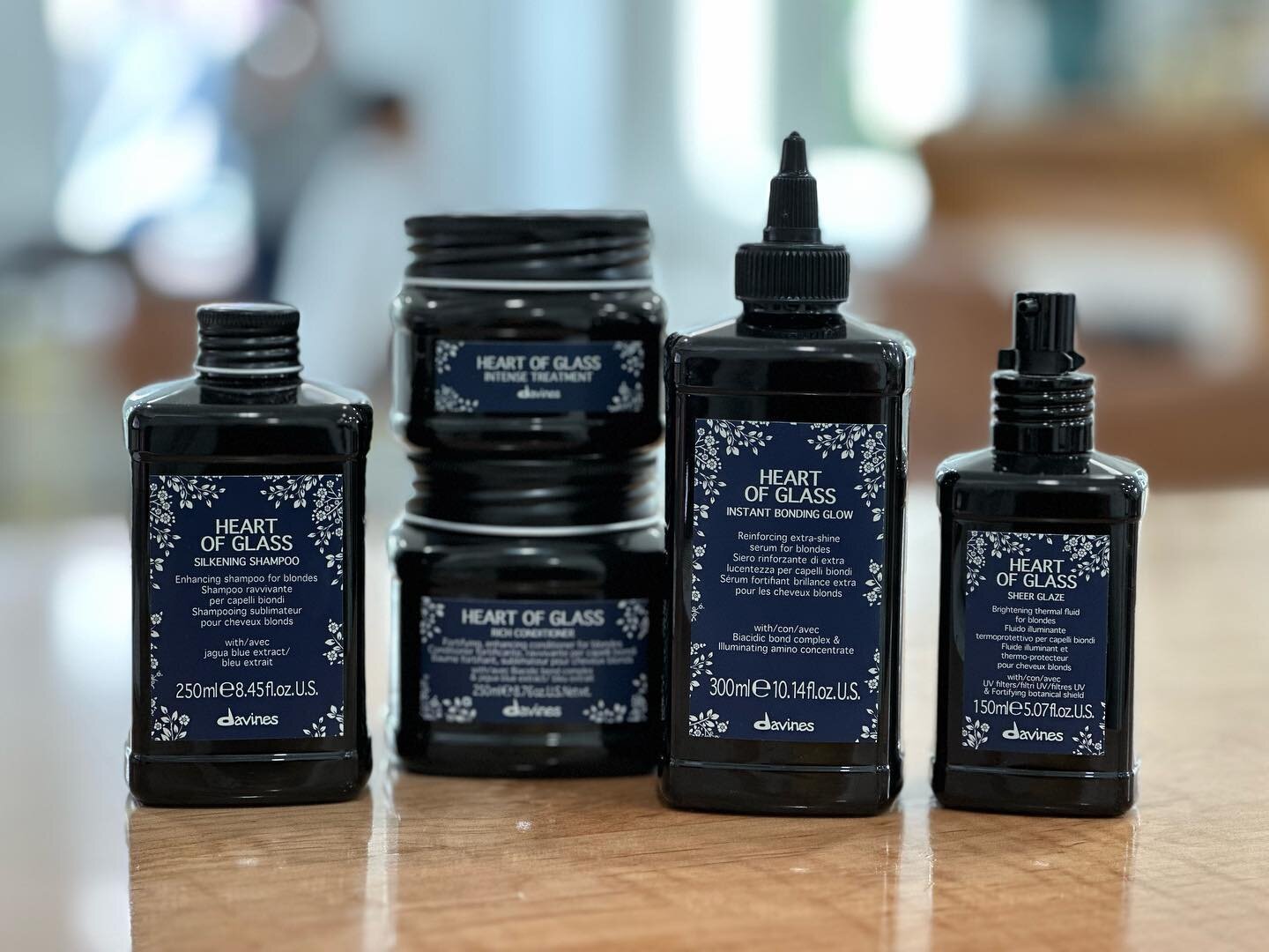 🔹New Heart of Glass Instant Bonding Glow🔹

Reinforcing instant extra-shine acting serum treatment for natural and colored blondes. Stop by and pick yours up now! 

#davines #heartofglass #metropolisdcsalon