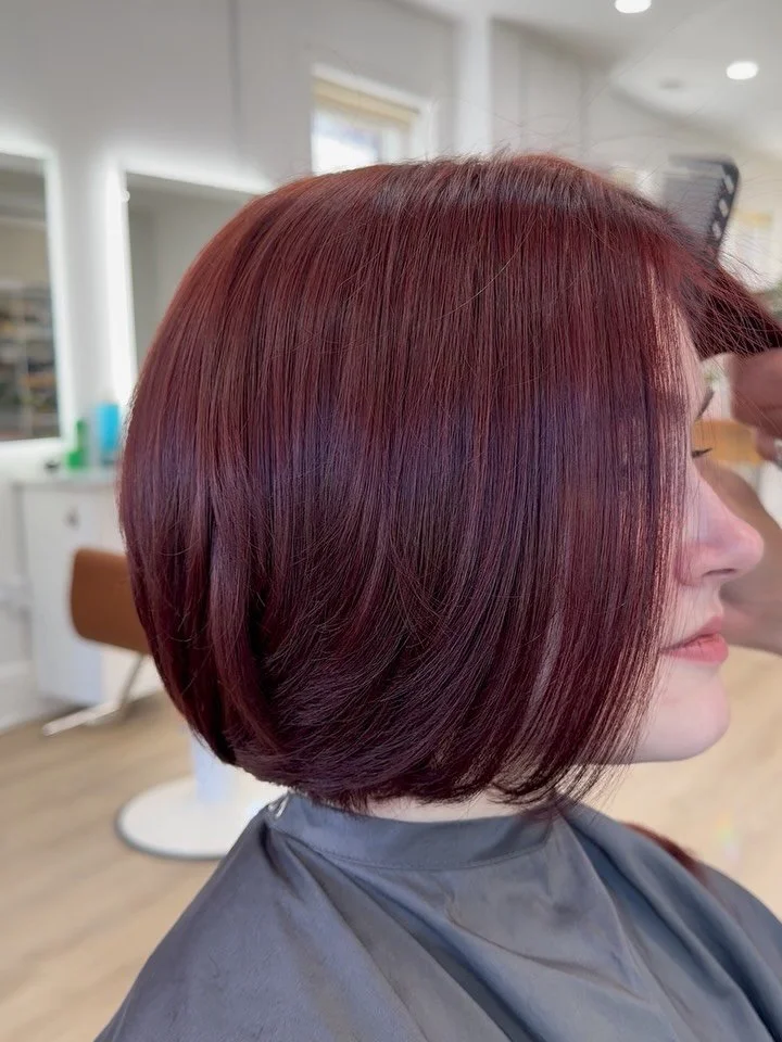 19 inches gone, hello 5 inches &amp; cherry 🍒 vibes for Amelia &hearts;️!
All over color process: Mask with Vibrachrom 13g 5,56 + 13g 4,45 + 53g 10 vol, applied roots to ends, 35 minutes later...

#davinesformula #redcolor #dchairstylist #razorcutti