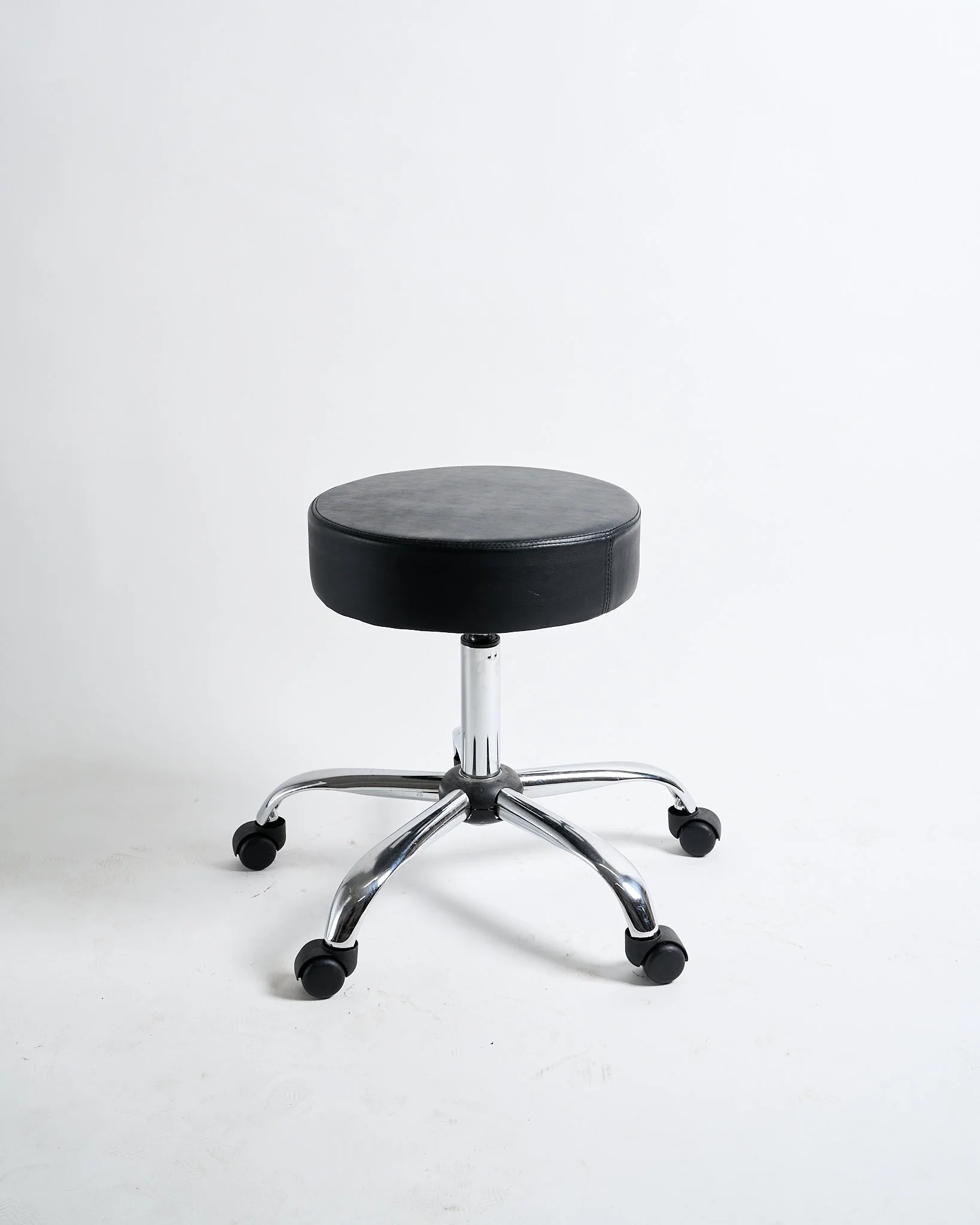 2025_LG ITEMS_Vase_Stool_Chairs0027.jpg