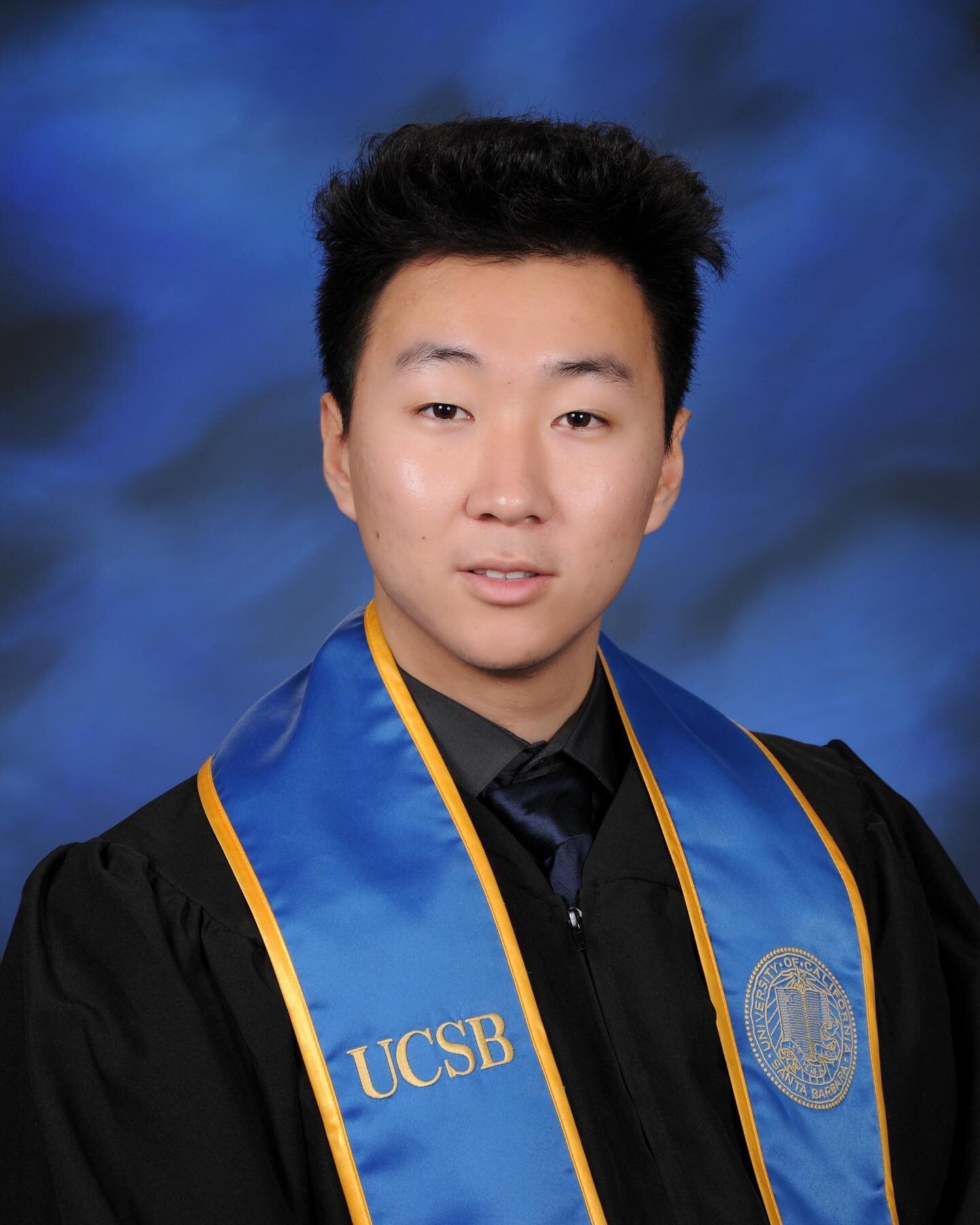 When u skip the graduation but still got the overpriced photos👨&zwj;🎓 pretty sure I was hungover for this😑
#graduatedaf