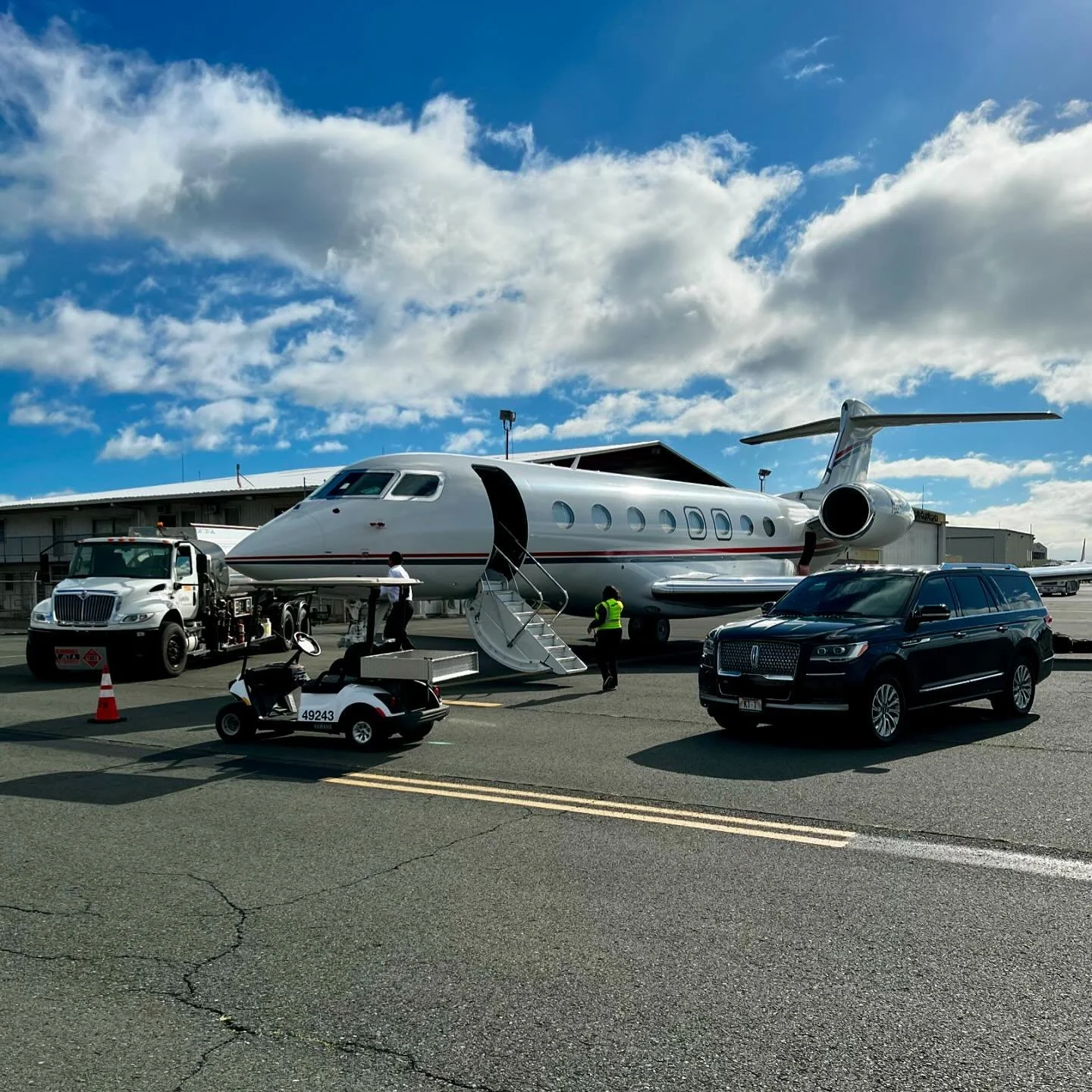 Picking up crew from a private charter flight today. Whether it&rsquo;s flight crew or VIP passengers, you can count on us to get the job done right!

Luxury transportation at the best prices. Welcome to an another beautiful day in Honolulu Hawai&rsq