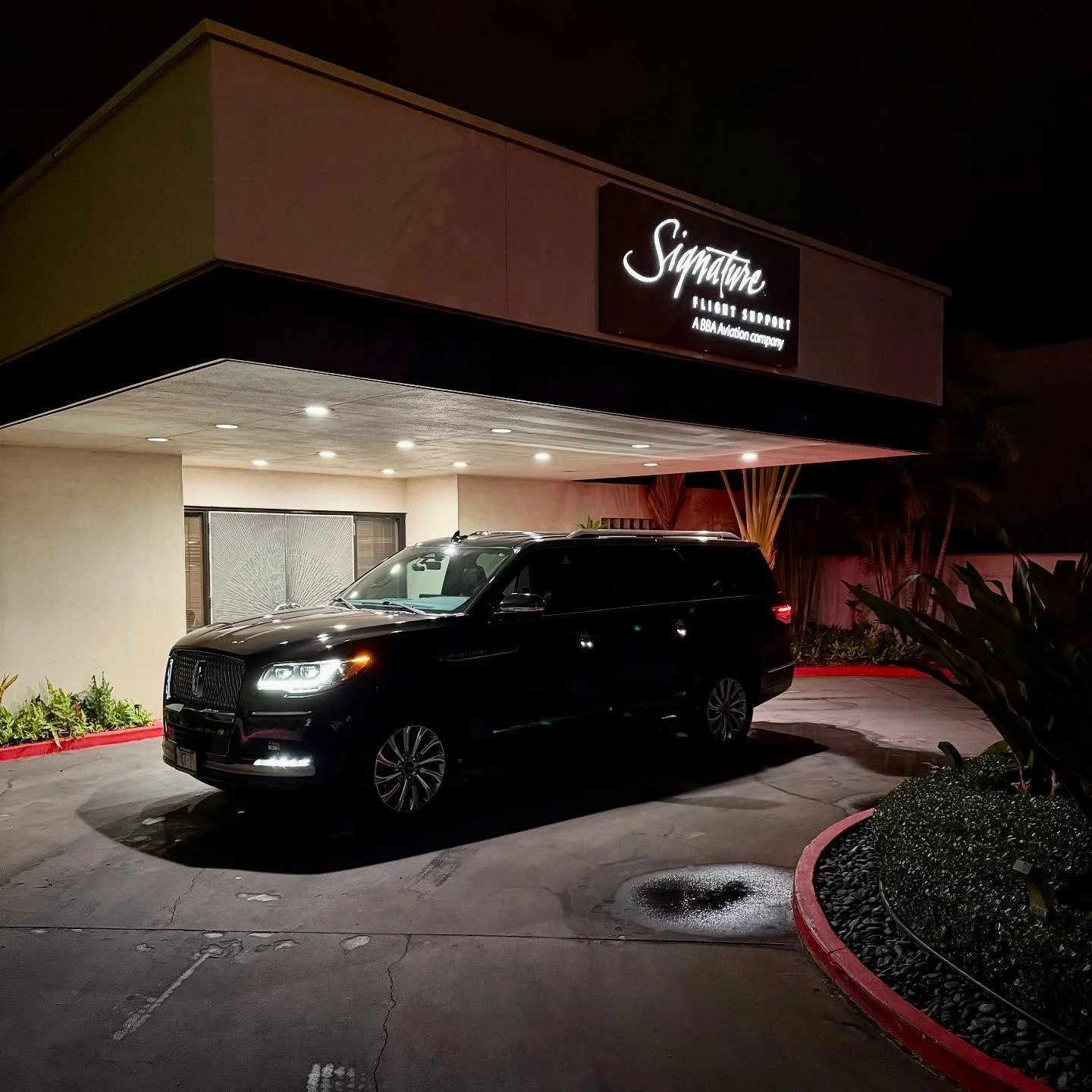 Picking up flight crew from a private charter flight this morning. Whether it&rsquo;s flight crew or VIP passengers, you can count on us to get the job done right!

Luxury transportation at the best prices. Welcome to another beautiful morning in Hon