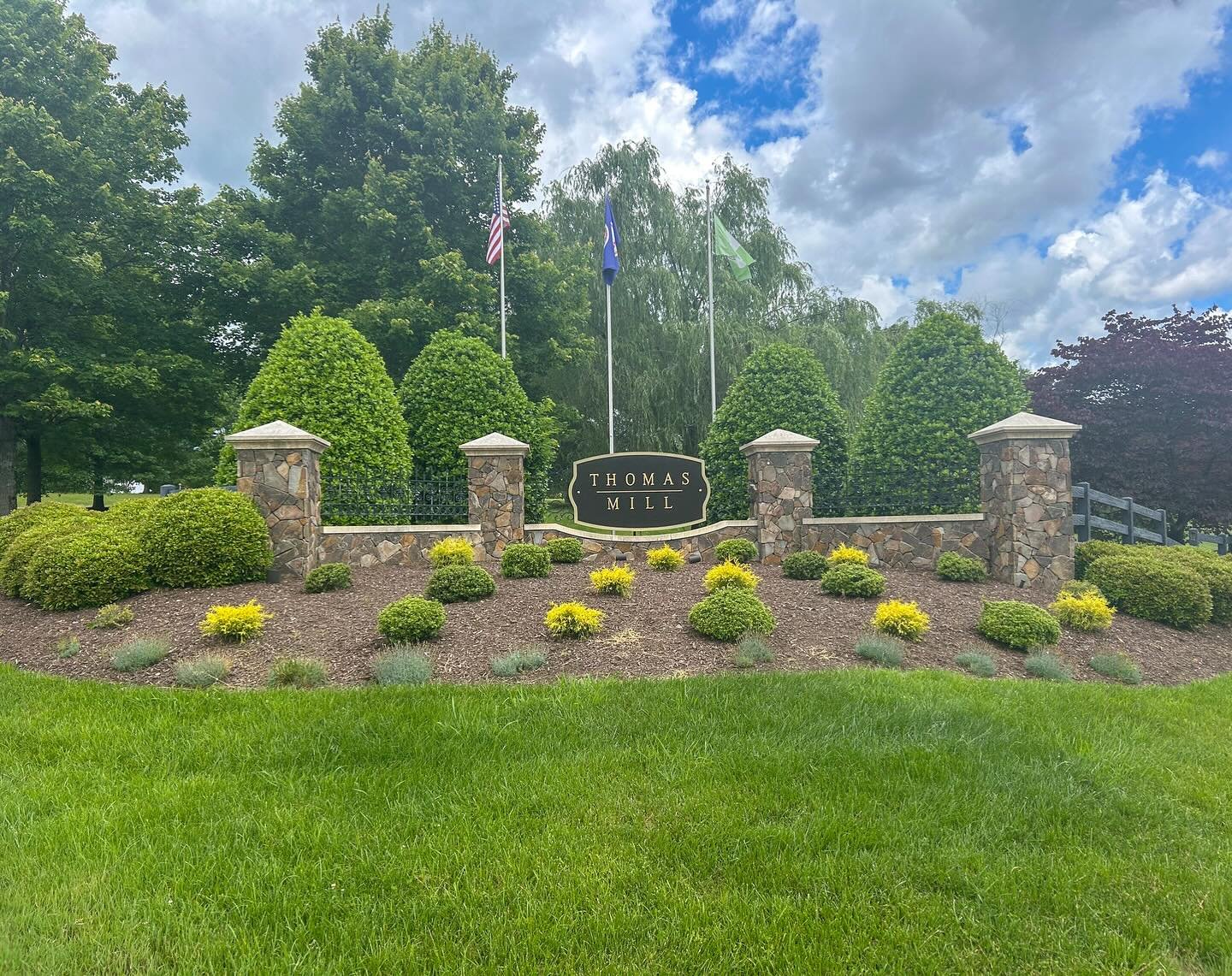 Nothing like a bold entrance to come home to.

#masonry #aluminum #customsigns #signs #rva #neighborhood