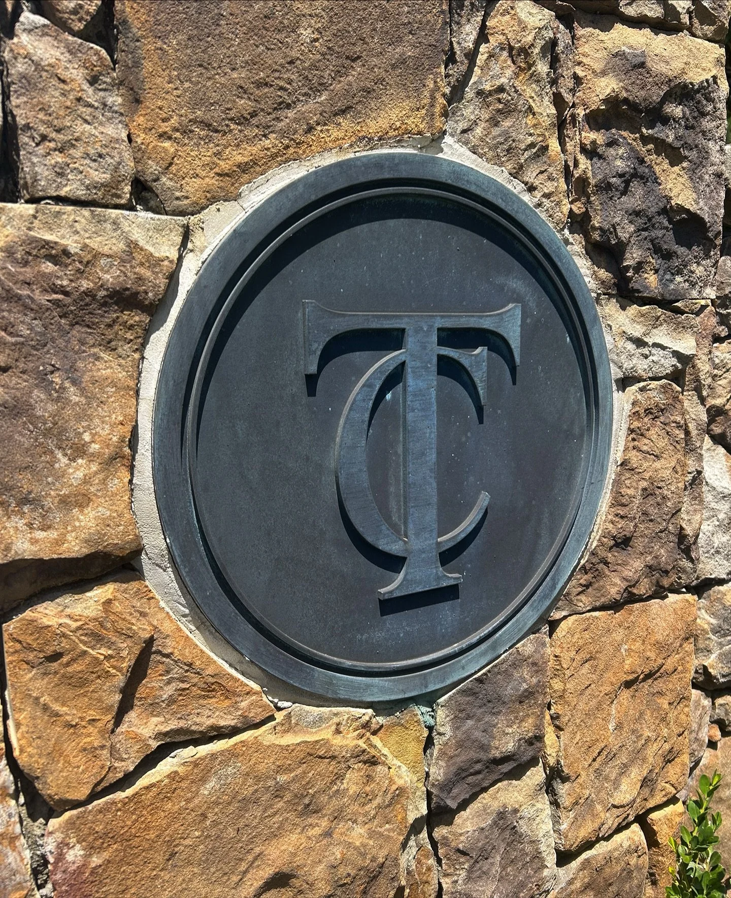 Here&rsquo;s a branded package that was created and installed for a local neighborhood 🏡

#signs #customsigns #streetsign