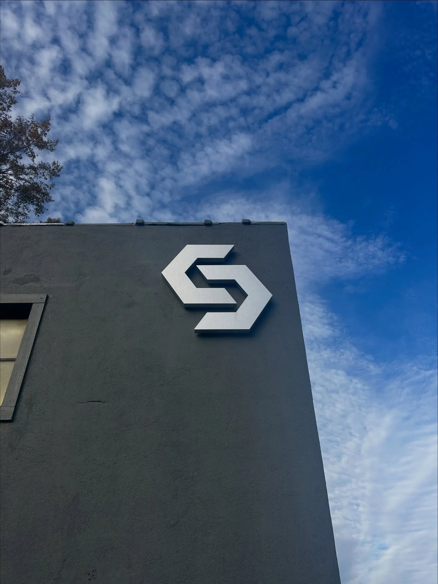 Day ☀️ and night 🌙

The backlighting of our warehouse sign allows our sign to be visible at any time. Backlighting enhances visibility and looks cool while doing it!

#sign #customsigns #rva #richmond #signdesign