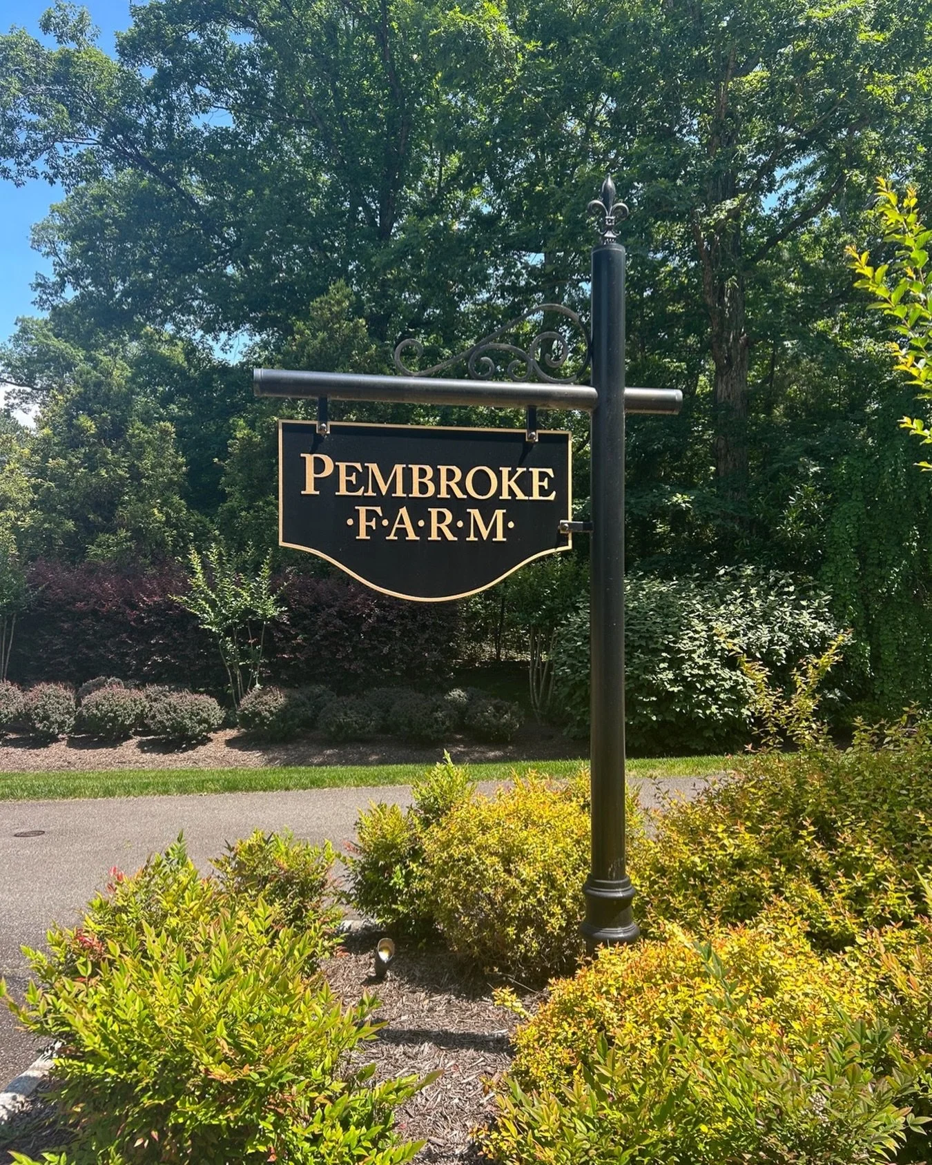 Thinking of greener days with this Pembroke Farm neighborhood sign 🌳🌿
