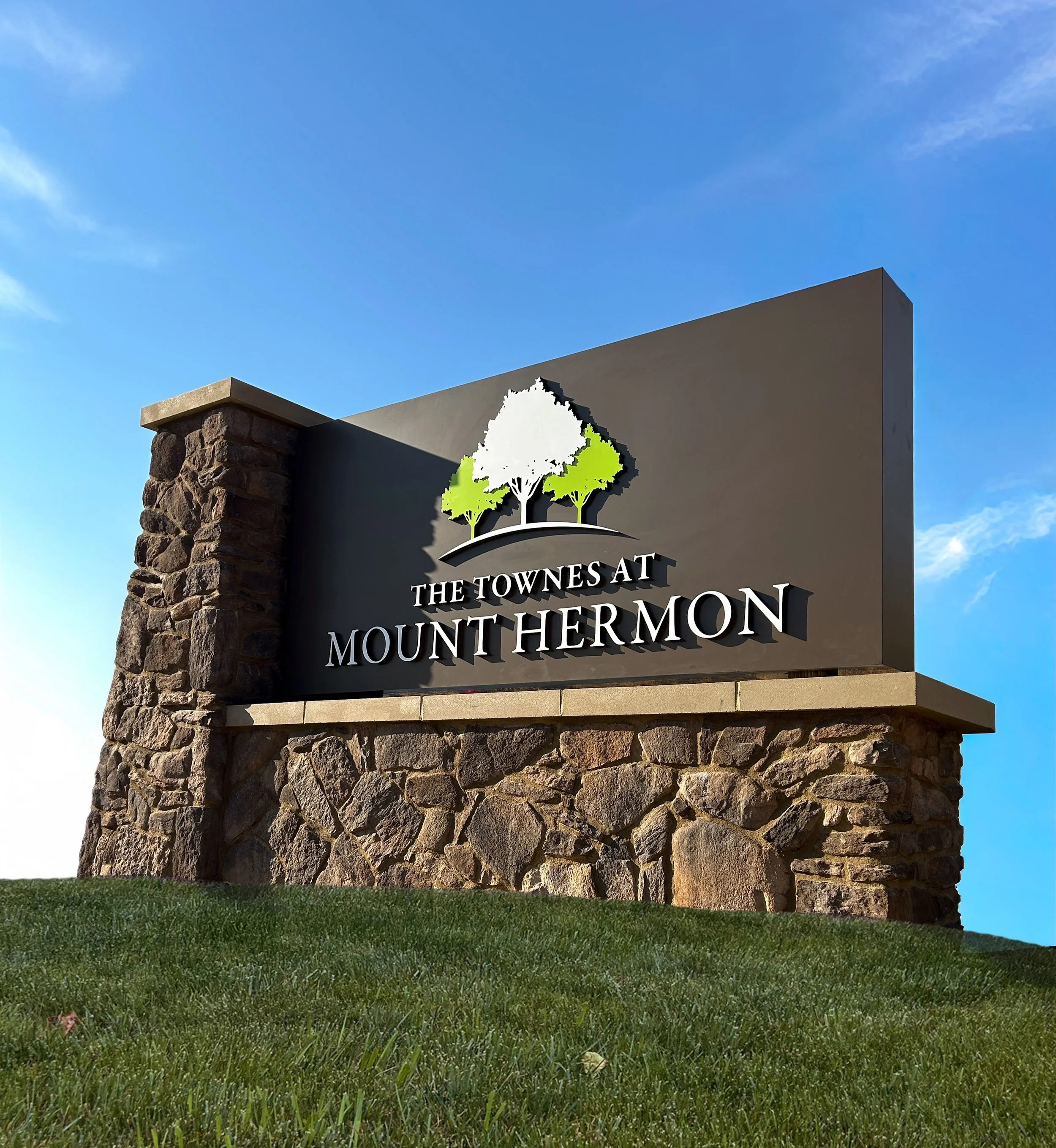 This monument sign that we created for the Townes at Mount Hermon turned out great! Custom sign design, fabrication, and installation went into making this project come to life ✏️🧱🔨