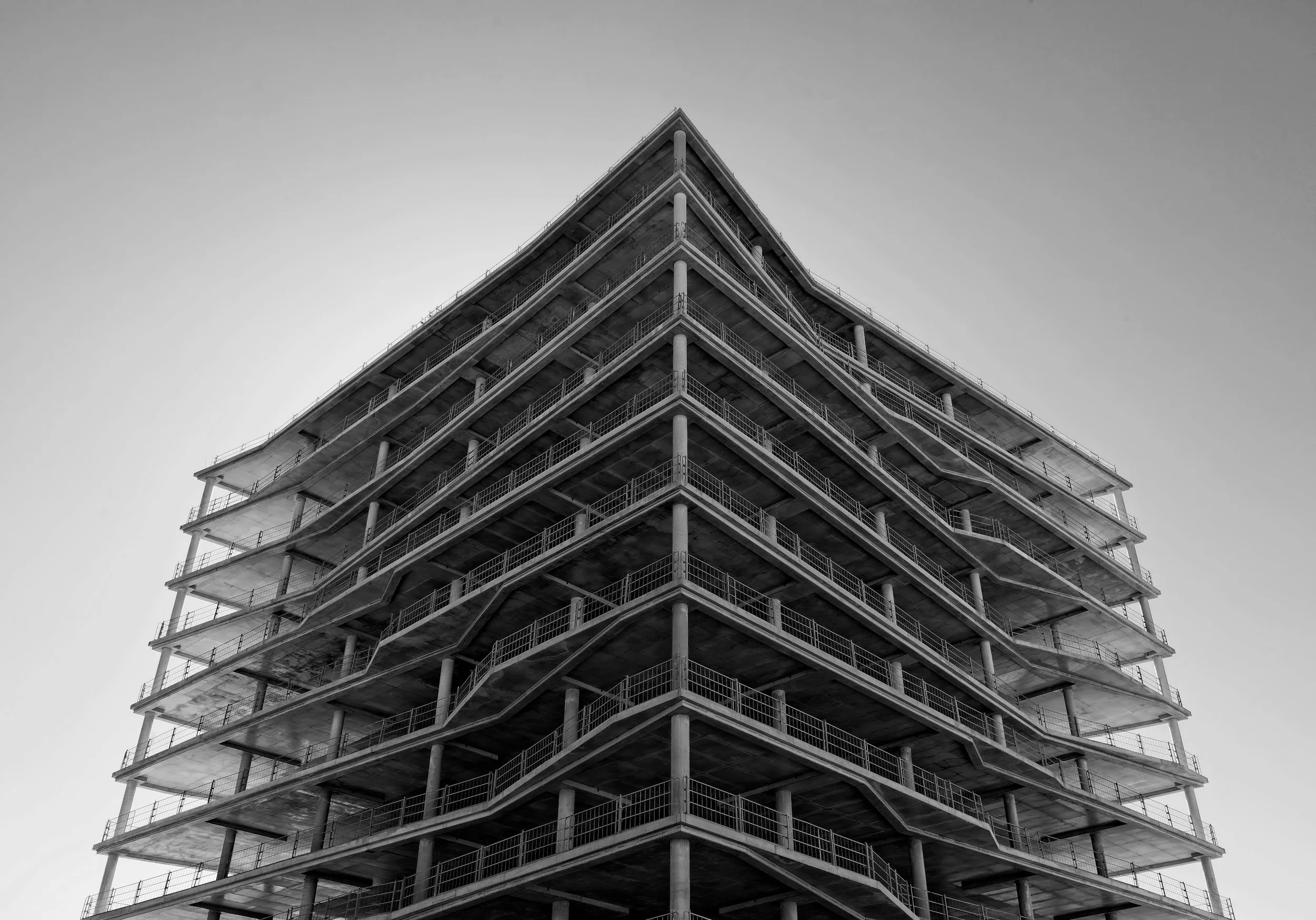 Quando a Laje Protendida é Mais Barata que a Convencional? O Guia Definitivo de Viabilidade Técnica