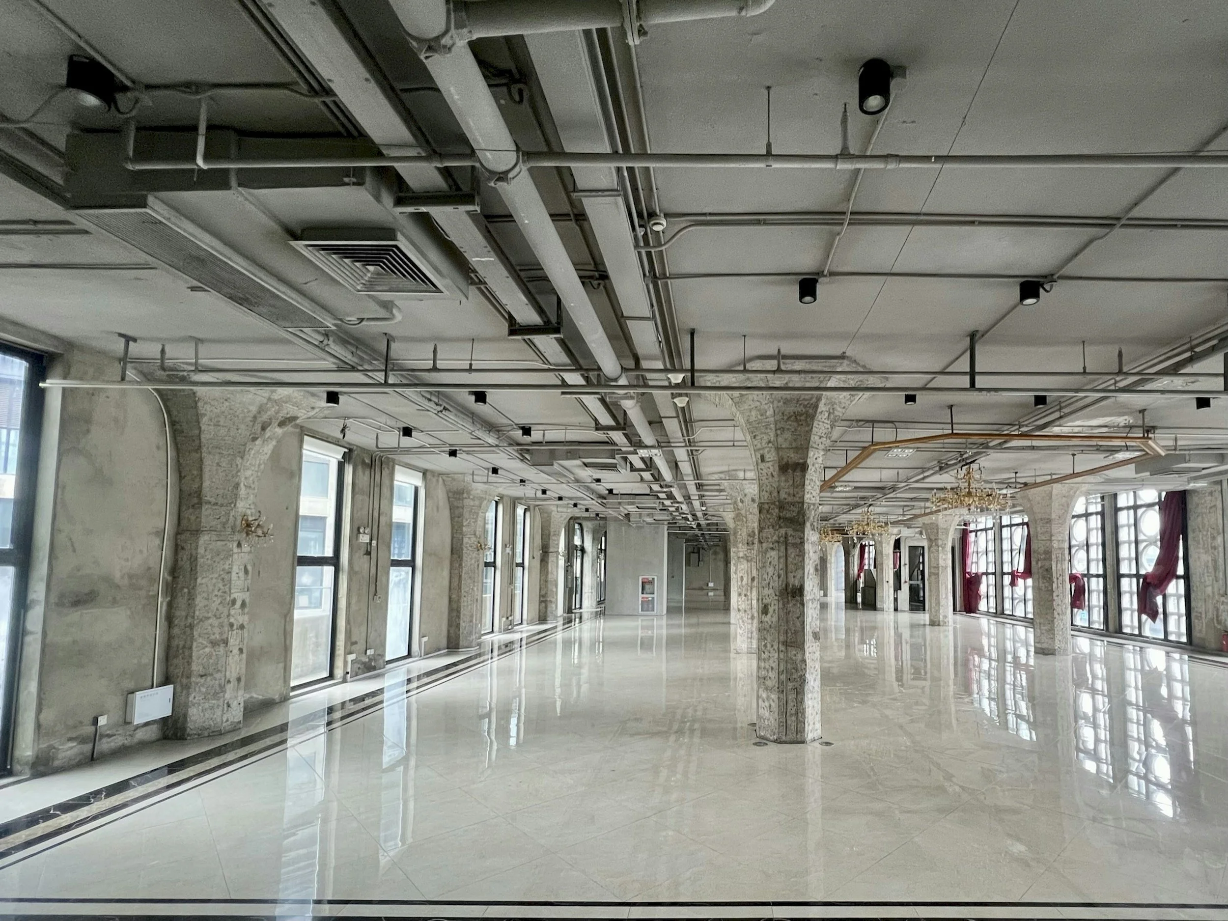 Lajes Protendidas em Galpões Logísticos: Engenharia de Grandes Vãos e Mitigação de Riscos