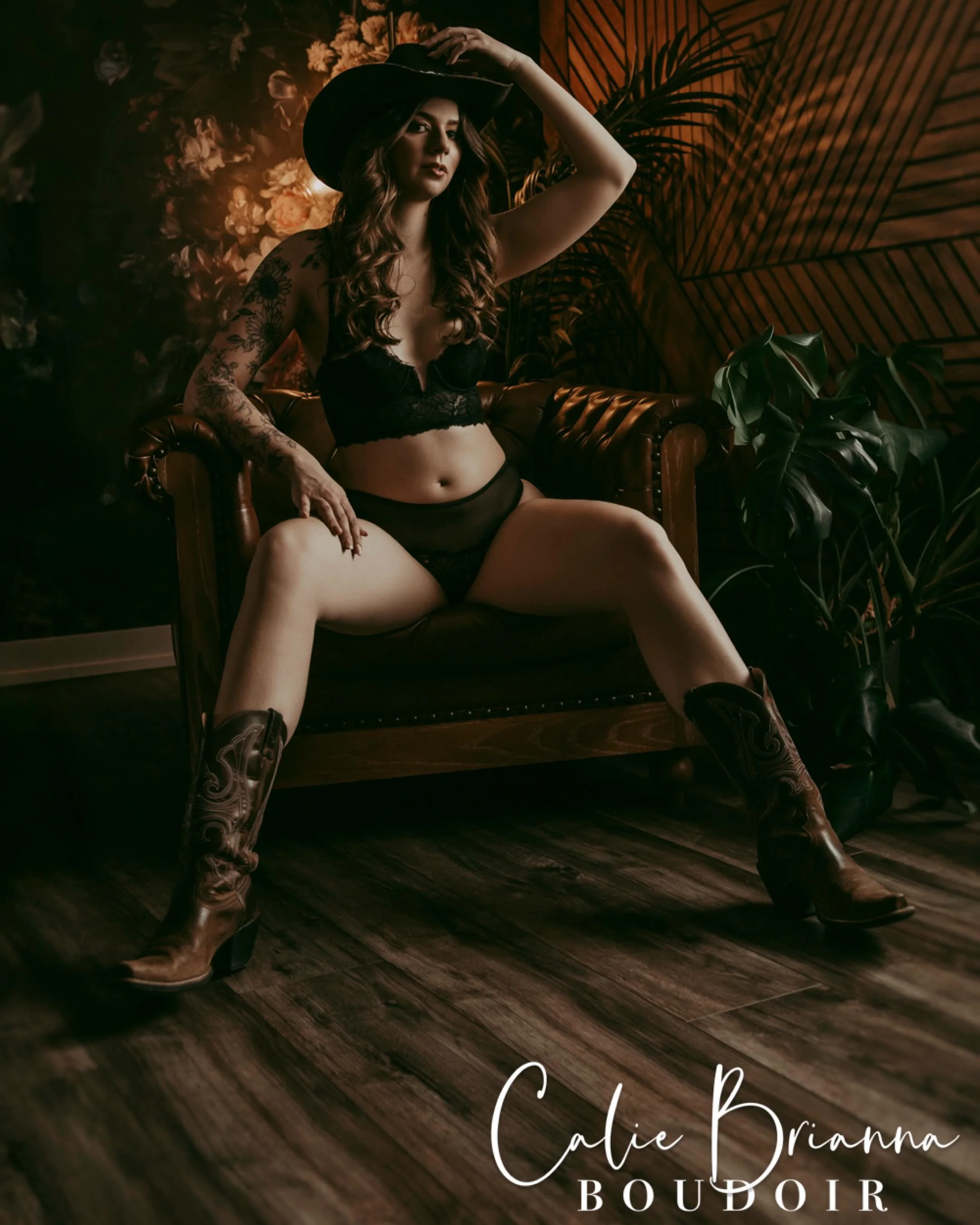Some inspiration for your next photoshoot: a cowboy hat and a pair of boots might just be the accessories you never knew you needed. 🤠✨

One of the things I love most about photography is that your session can be absolutely anything you want it to b