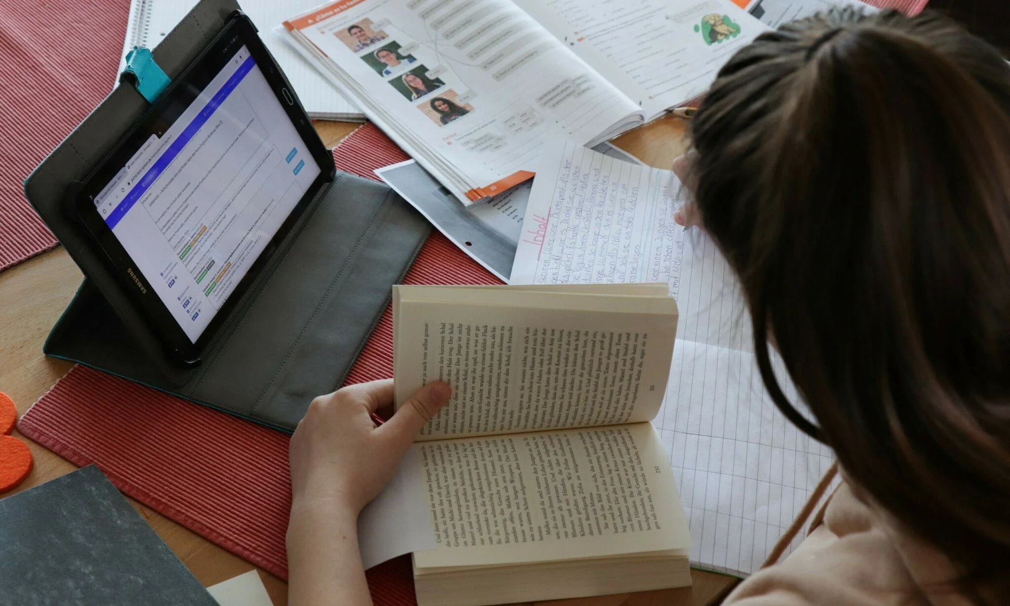 Slår alarm om elevers bruk av ChatGPT: - Fristelsen til å jukse blir stor